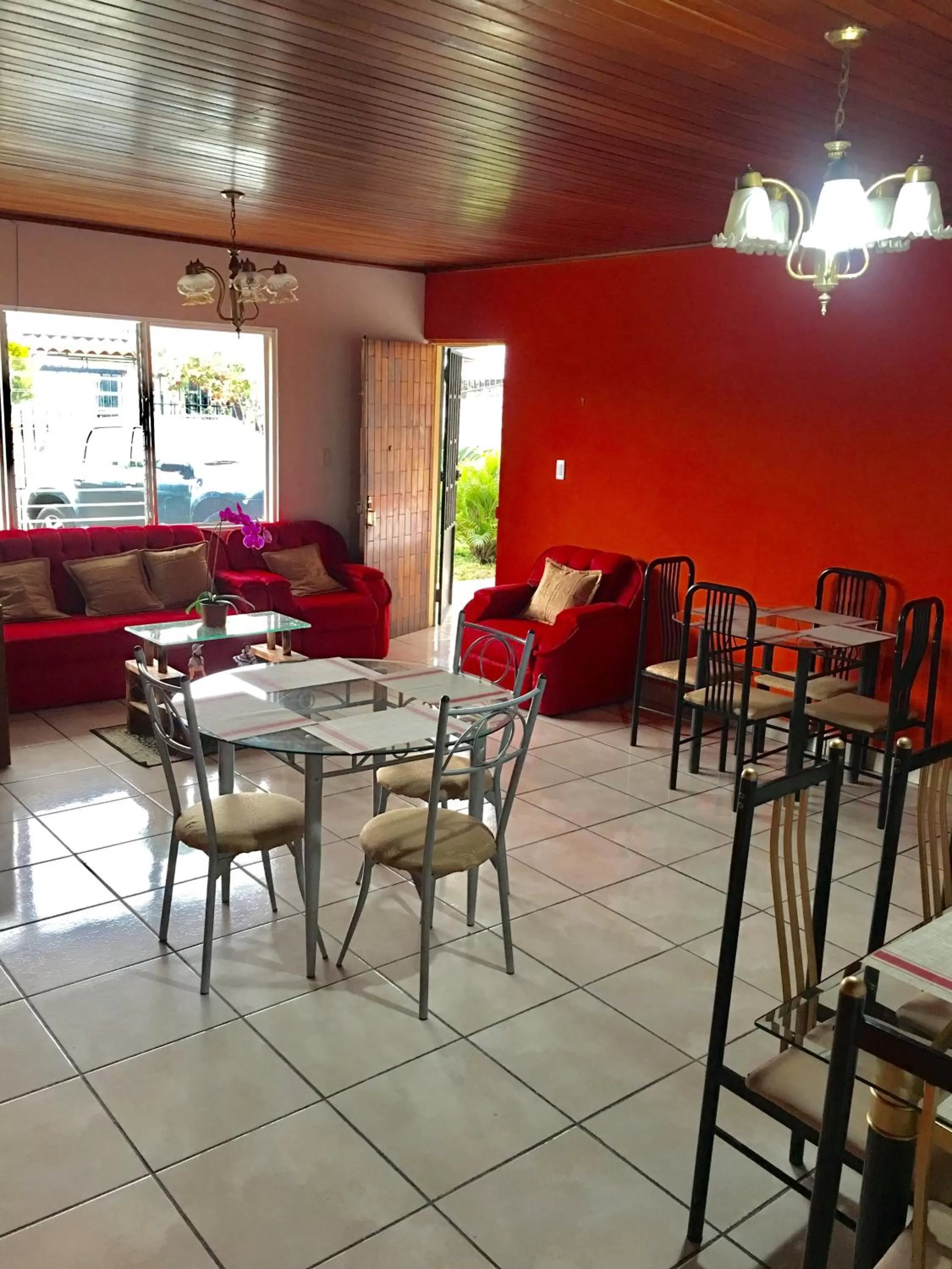 Communal lounge/ TV room in Hotel Your House