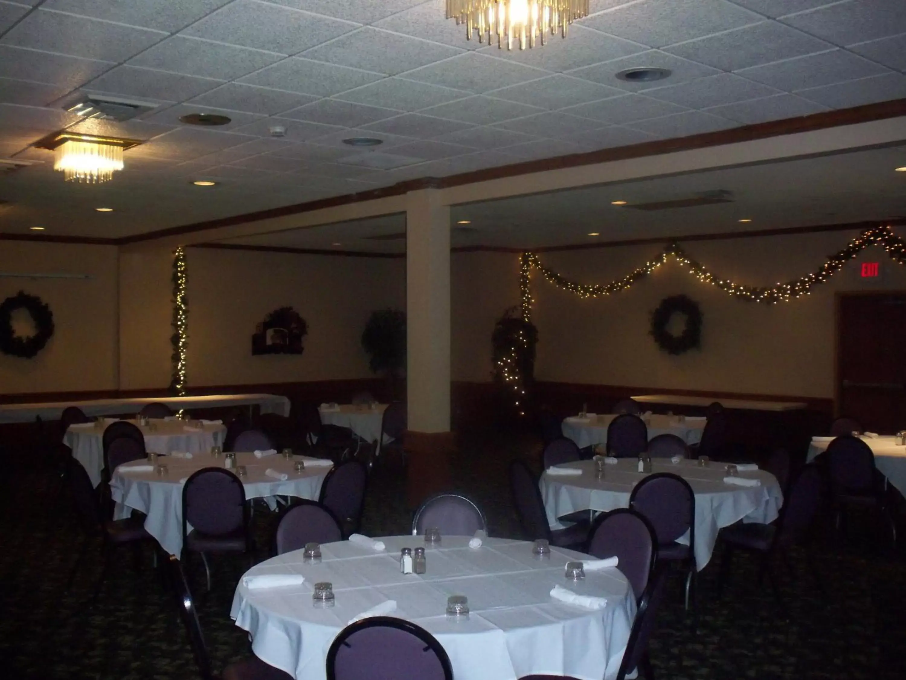 Business facilities, Restaurant/Places to Eat in Gladstone Inn and Suites