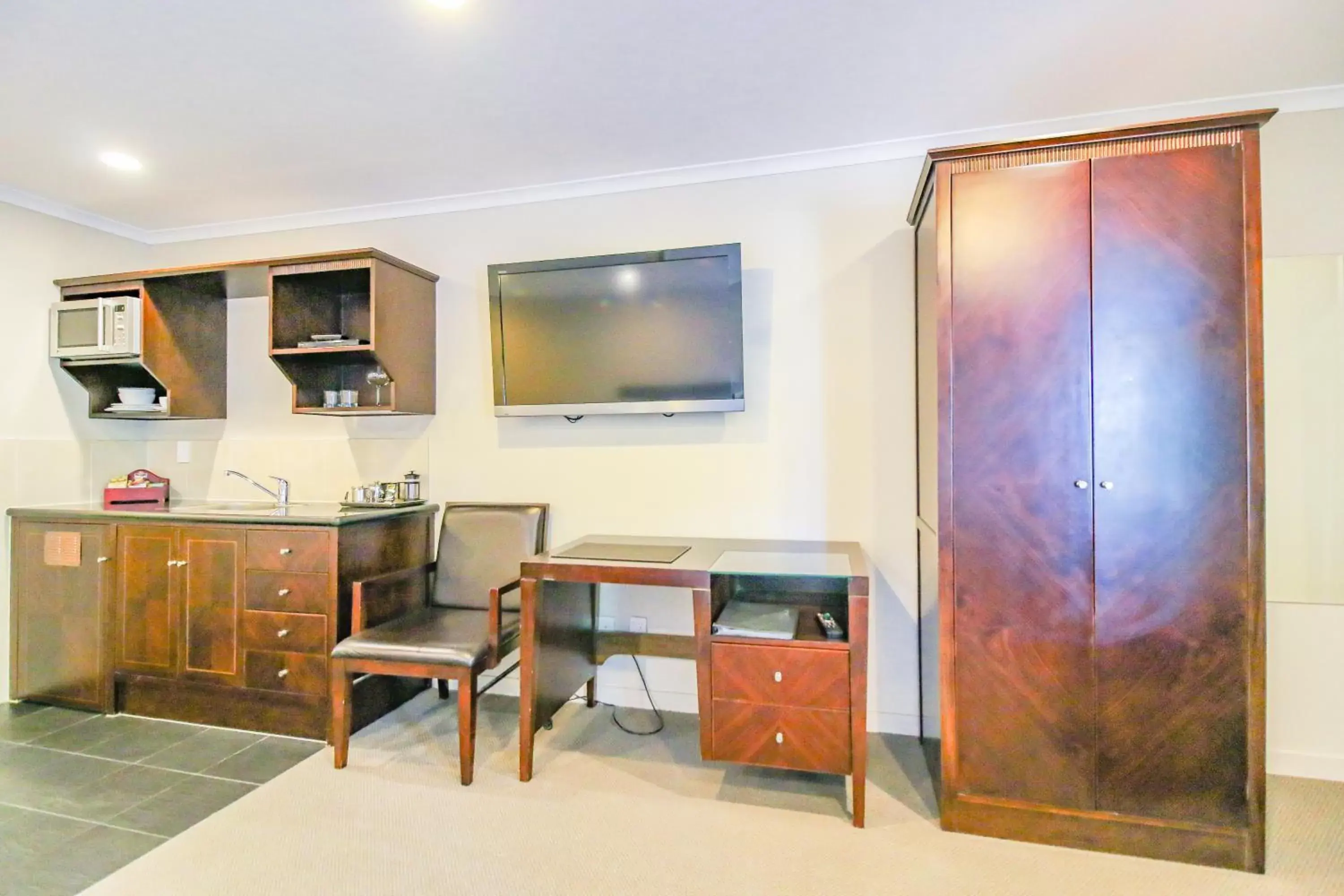 Kitchen/Kitchenette in Aotea Motor Lodge