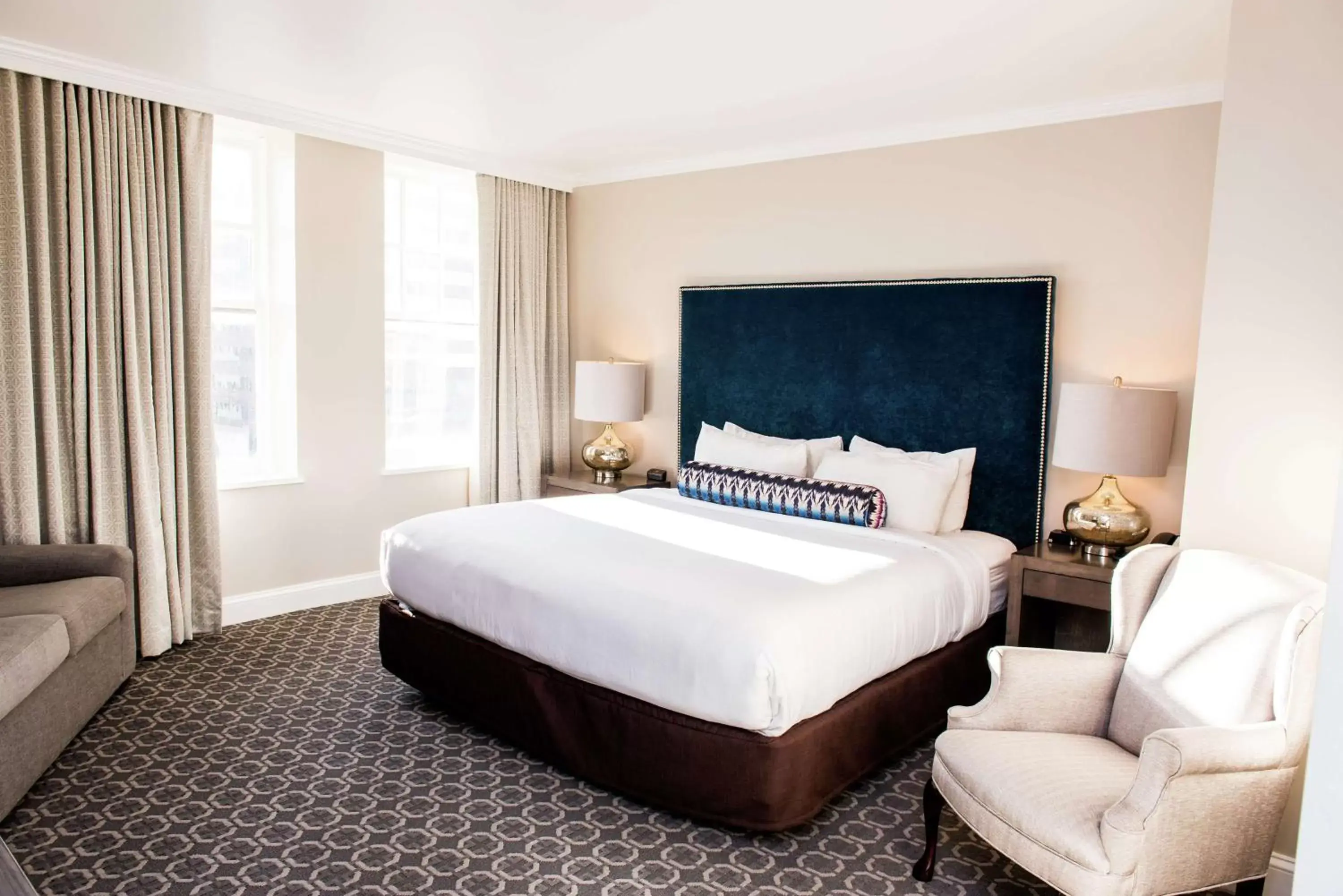 Living room, Bed in Redmont Hotel Birmingham - Curio Collection by Hilton