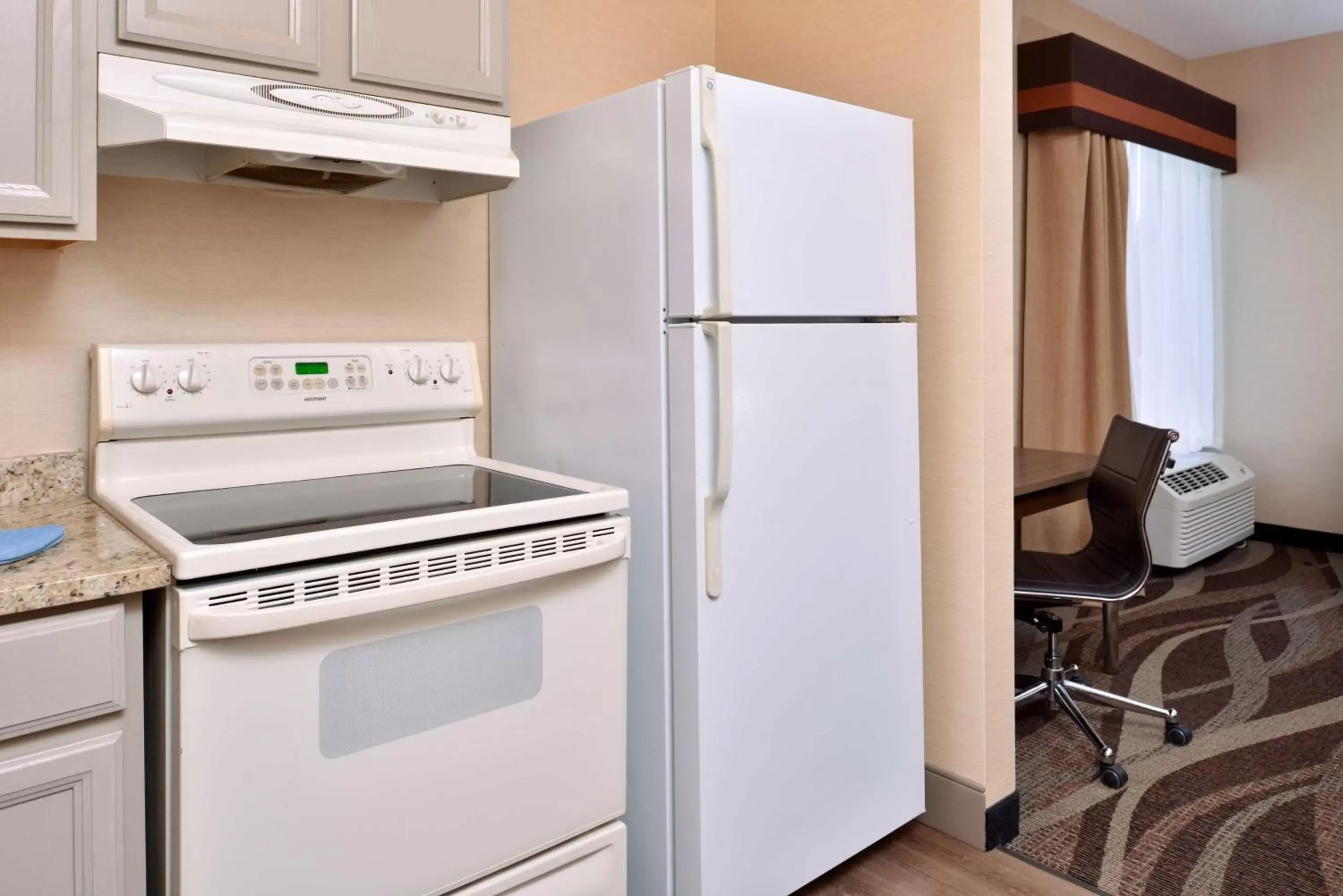 Photo of the whole room, Kitchen/Kitchenette in Best Western Plus University Inn