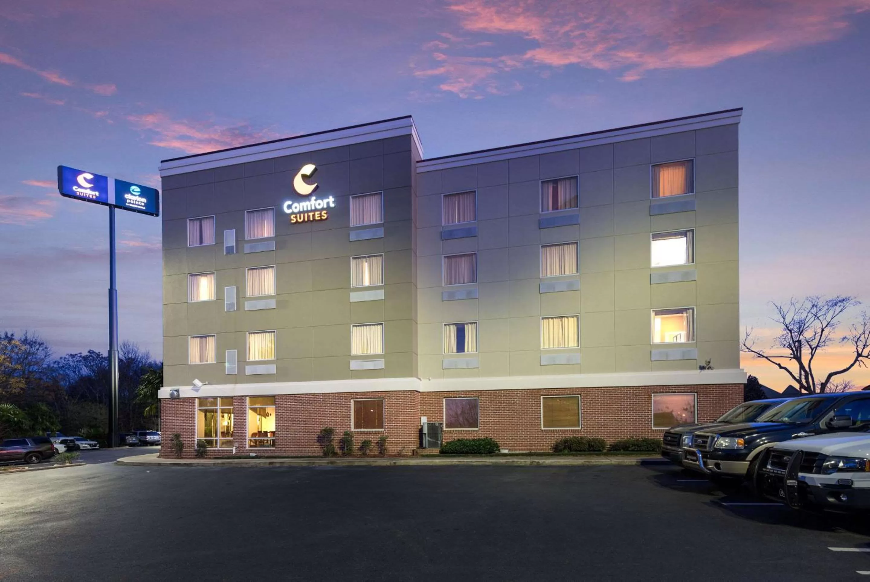 Property building in Comfort Suites Forsyth near I-75