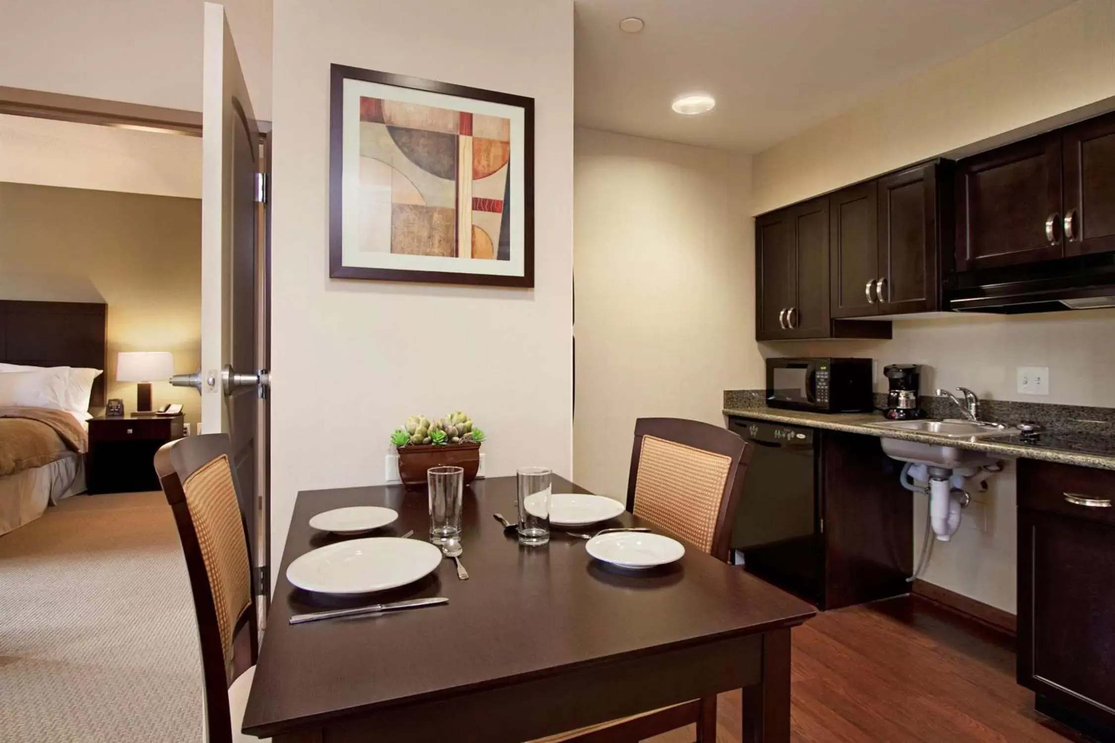 Living room, Kitchen/Kitchenette in Homewood Suites by Hilton Pittsburgh-Southpointe