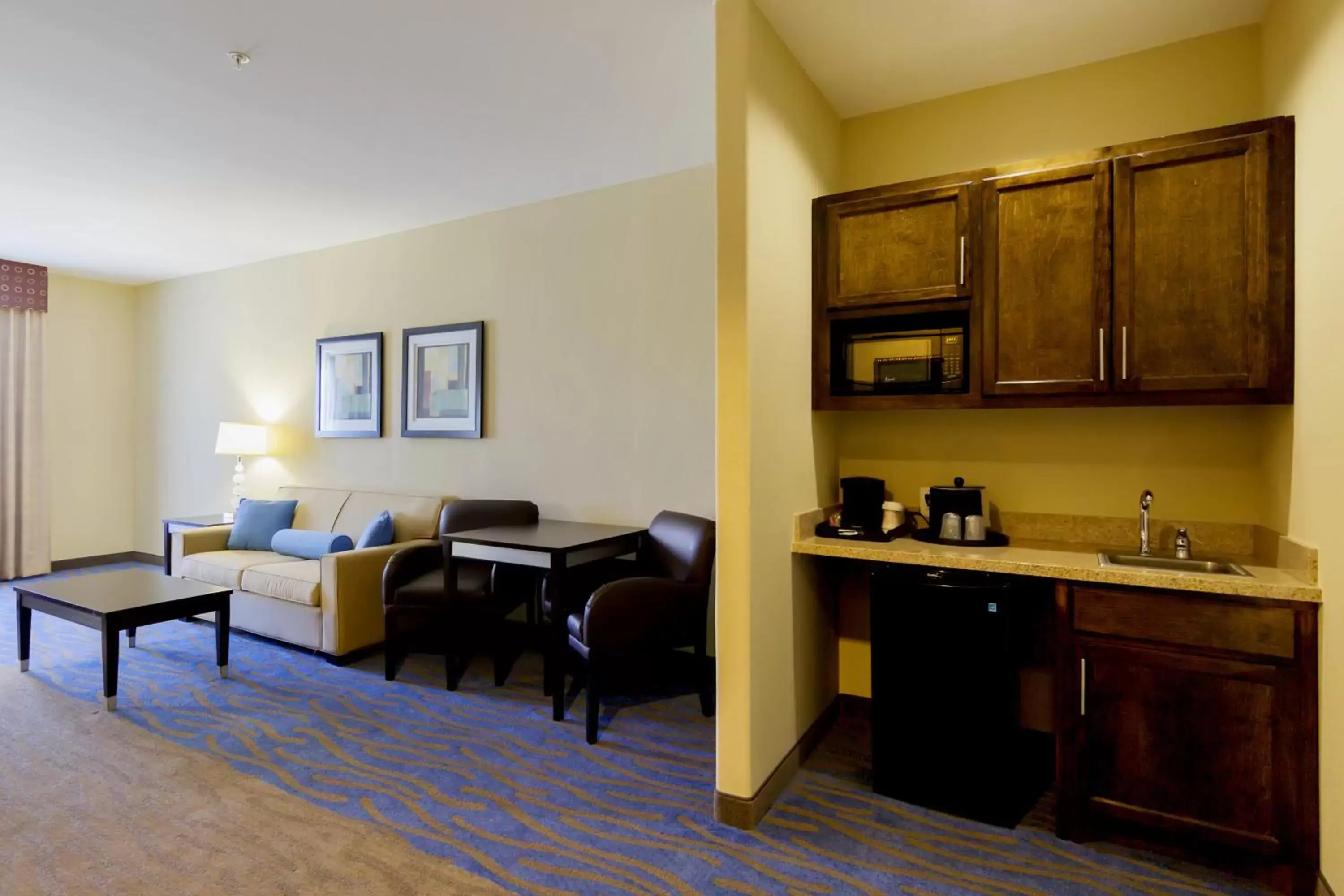 Photo of the whole room, Kitchen/Kitchenette in Holiday Inn Houston-Webster, an IHG Hotel