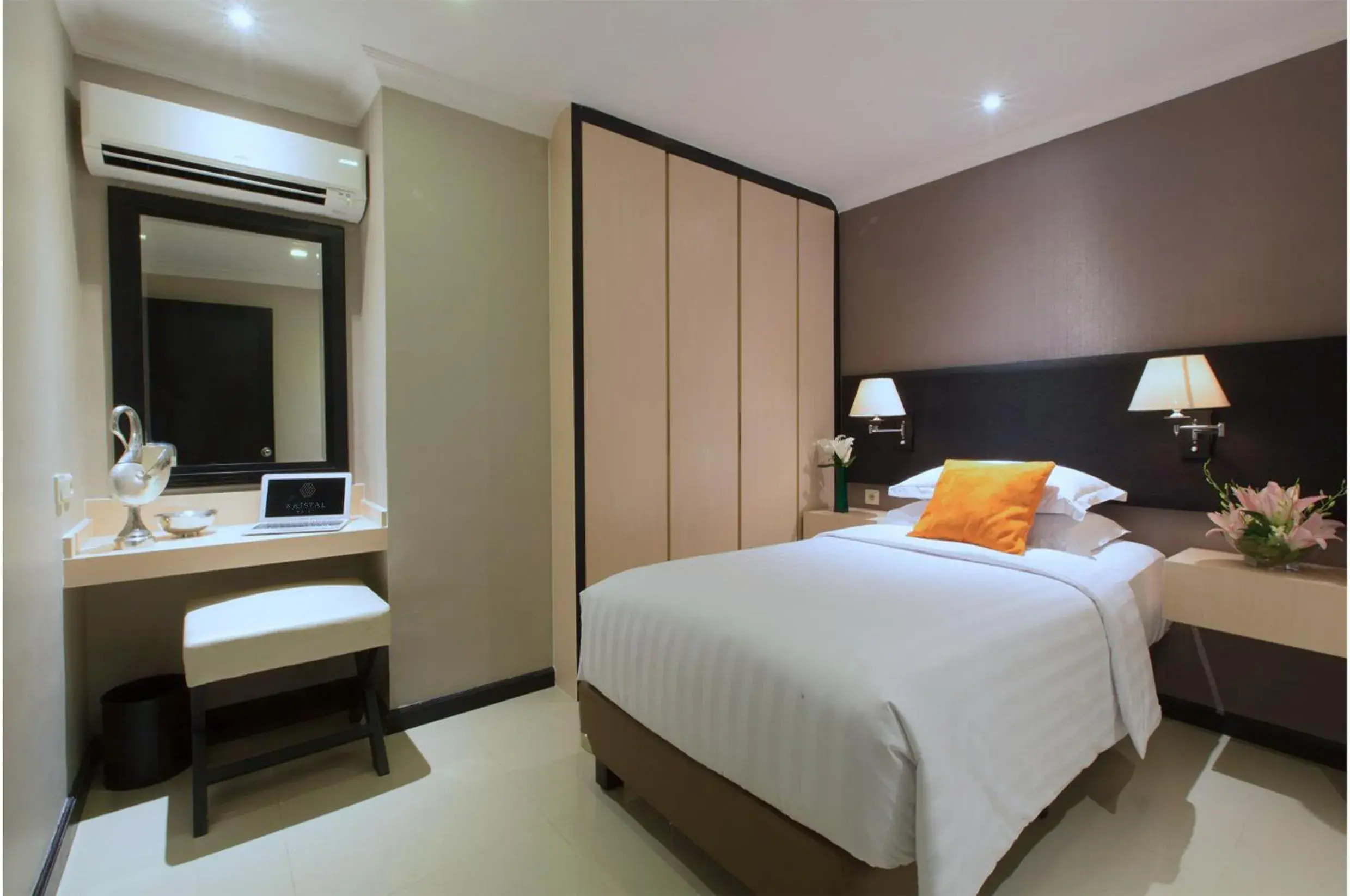 Bedroom, Bed in Kristal Hotel Jakarta