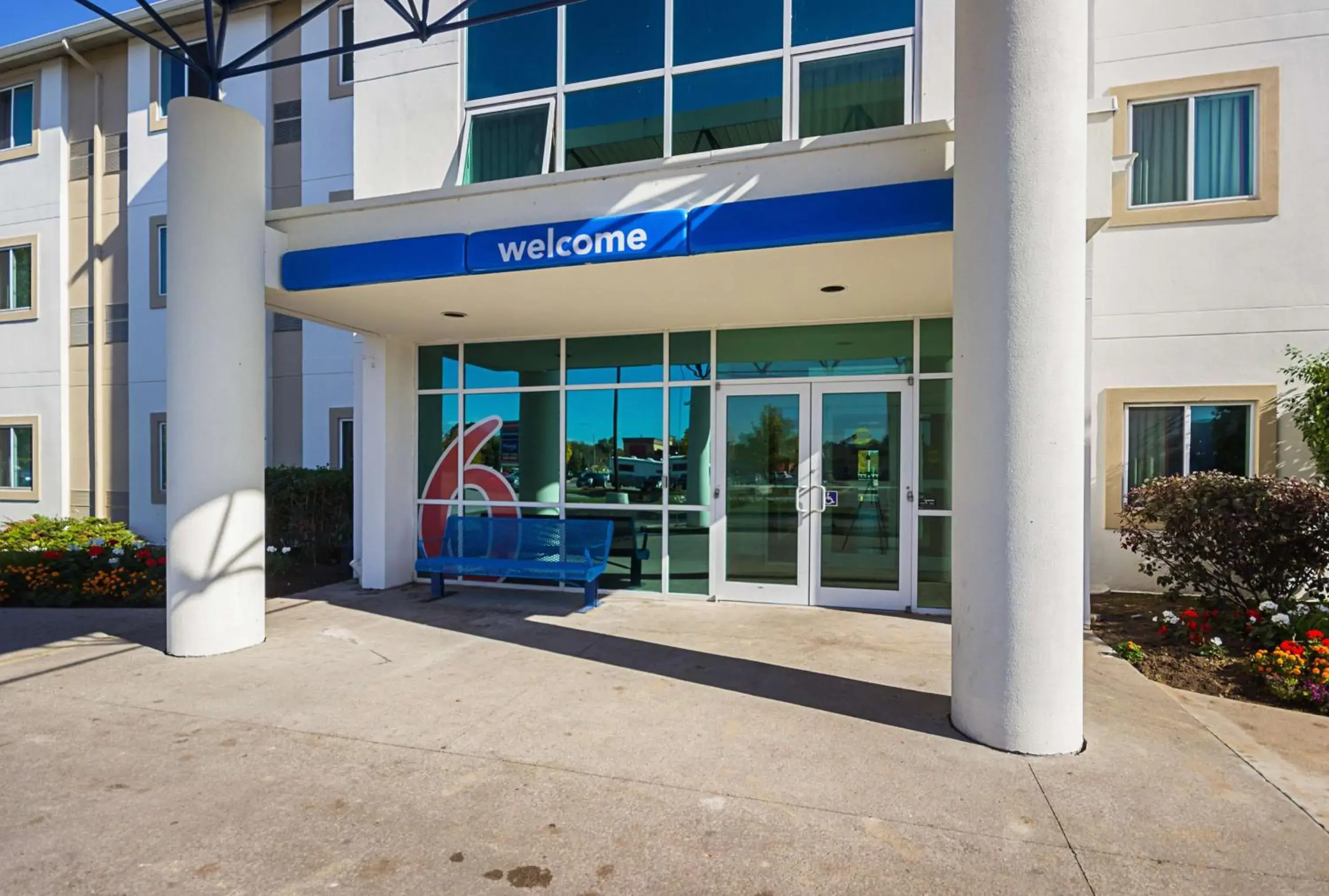 Property building, Patio/Outdoor Area in Motel 6-Whitby, ON - Toronto East