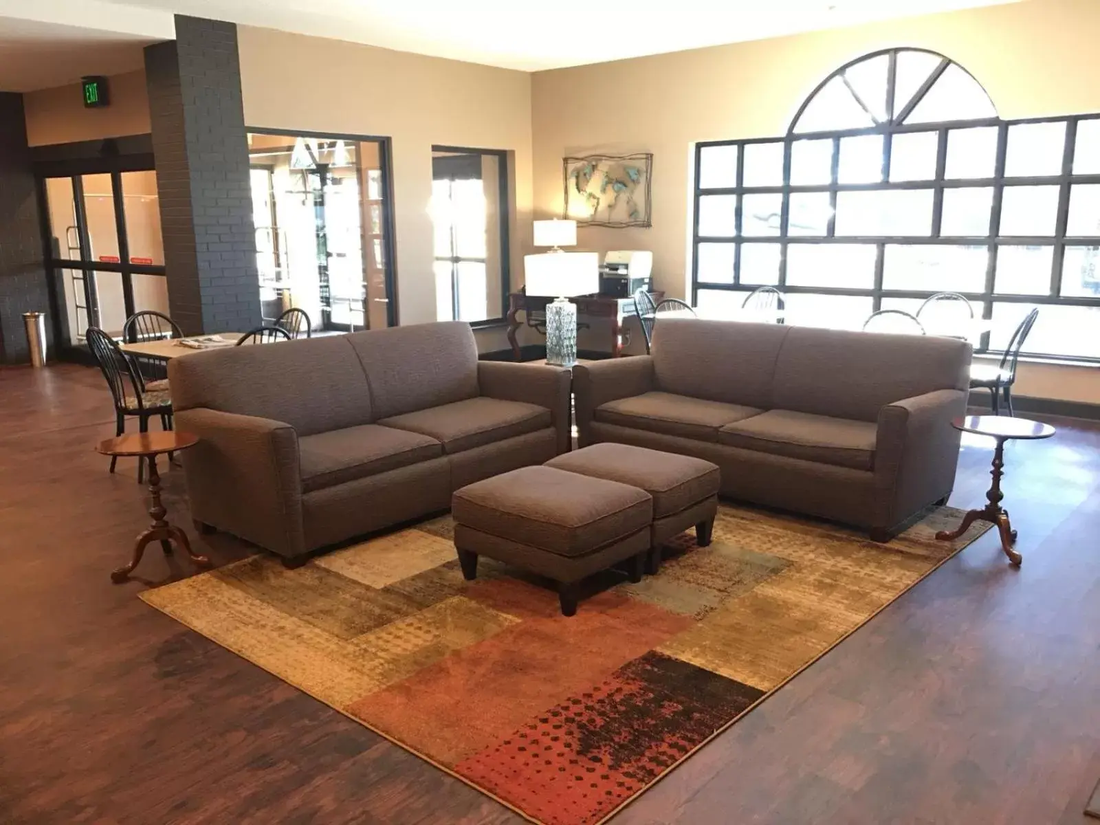 Seating Area in Guest Inn & Suites - Midtown Medical Center