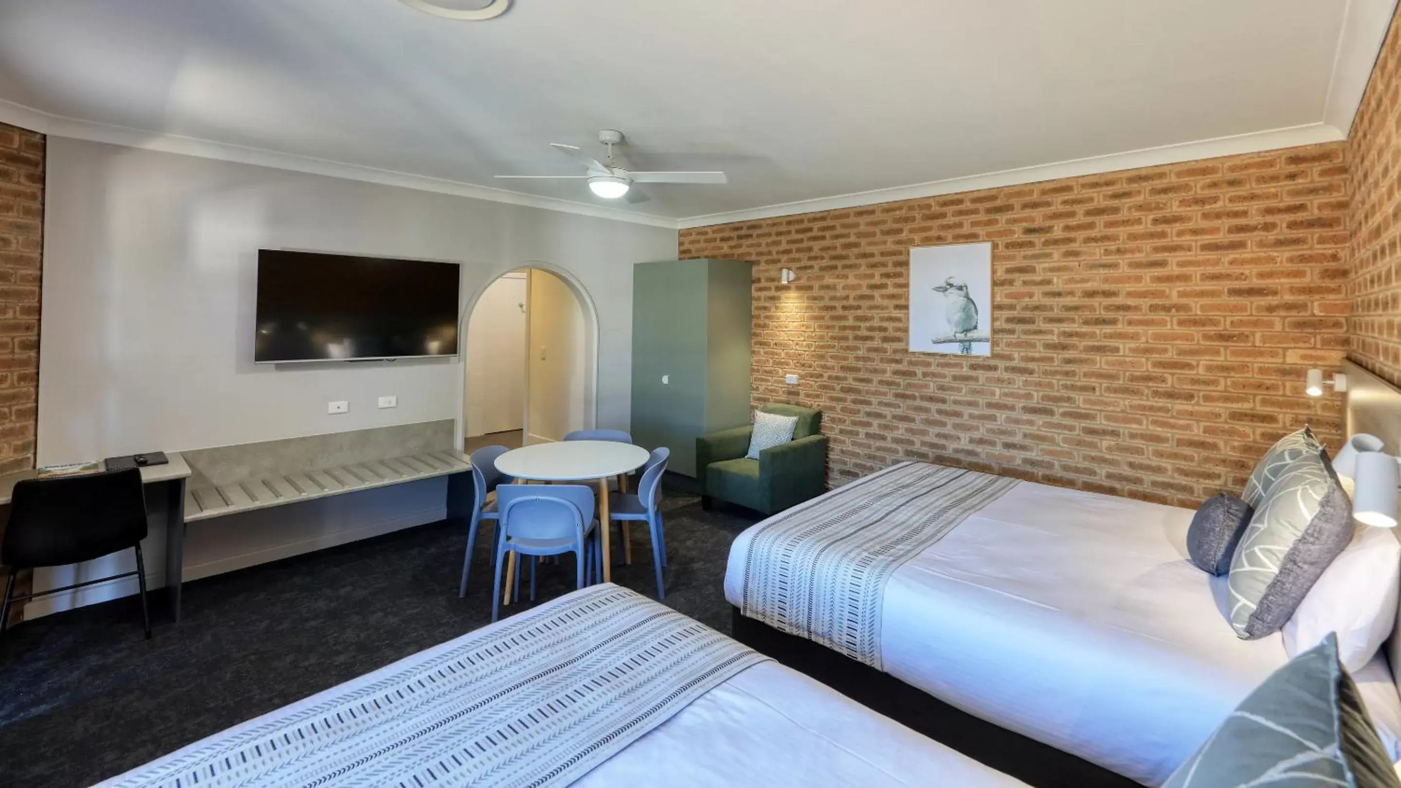 TV and multimedia, Bed in Hamilton Henry Parkes Motor Inn