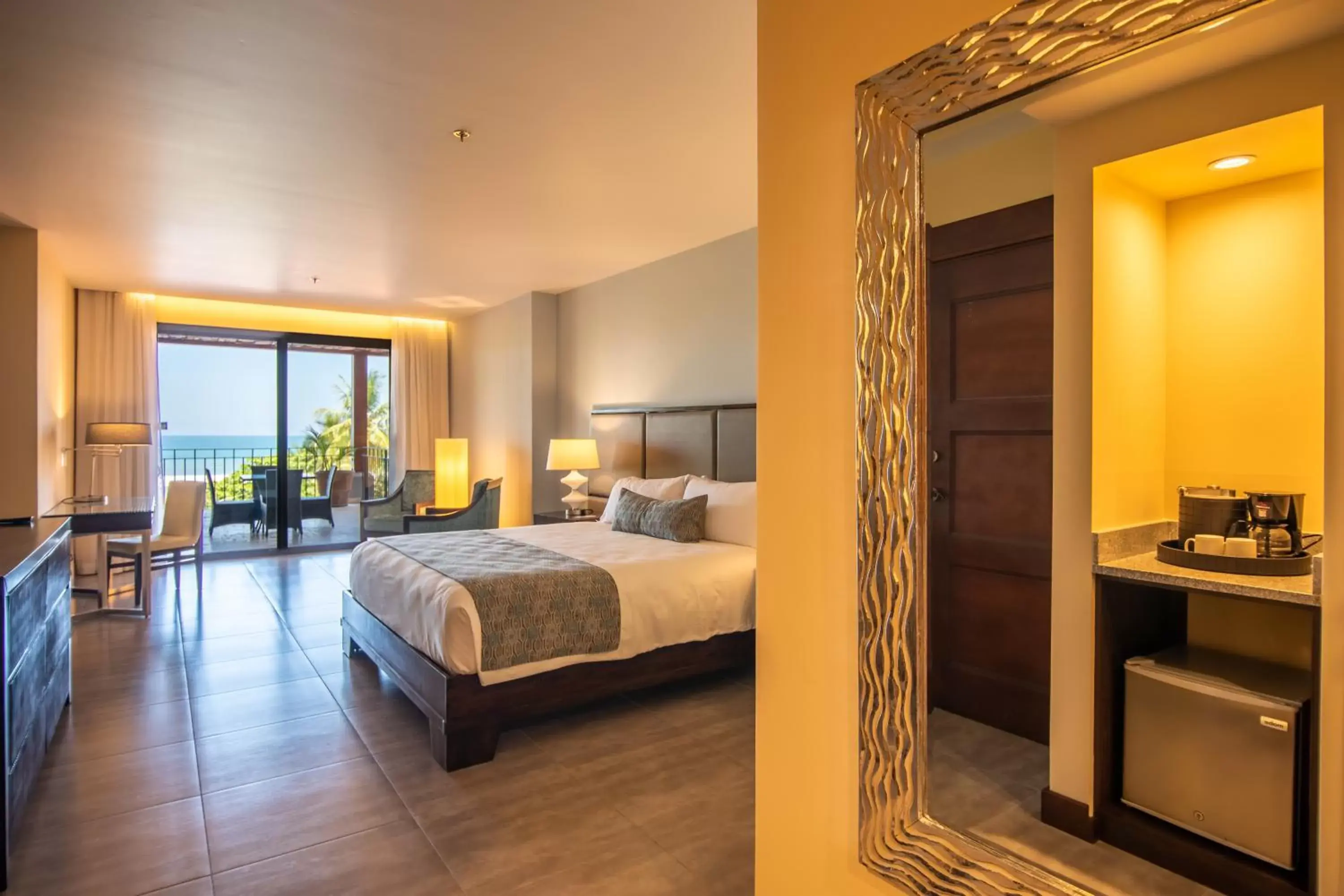 Bedroom, Bed in Crocs Resort & Casino