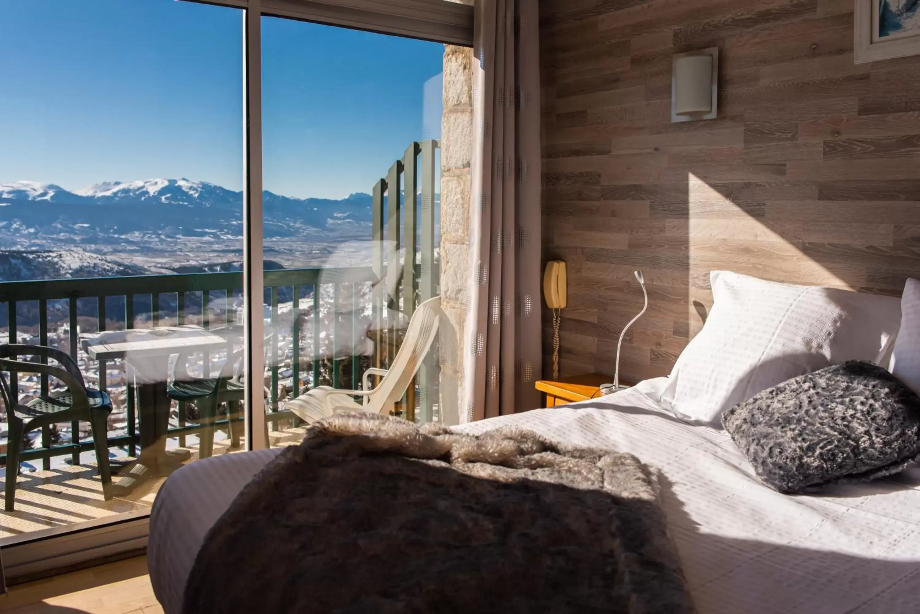 Double Room with Mountain View in Hotel des Pyrénées Double Room with Mountain View in Hotel des Pyrénées