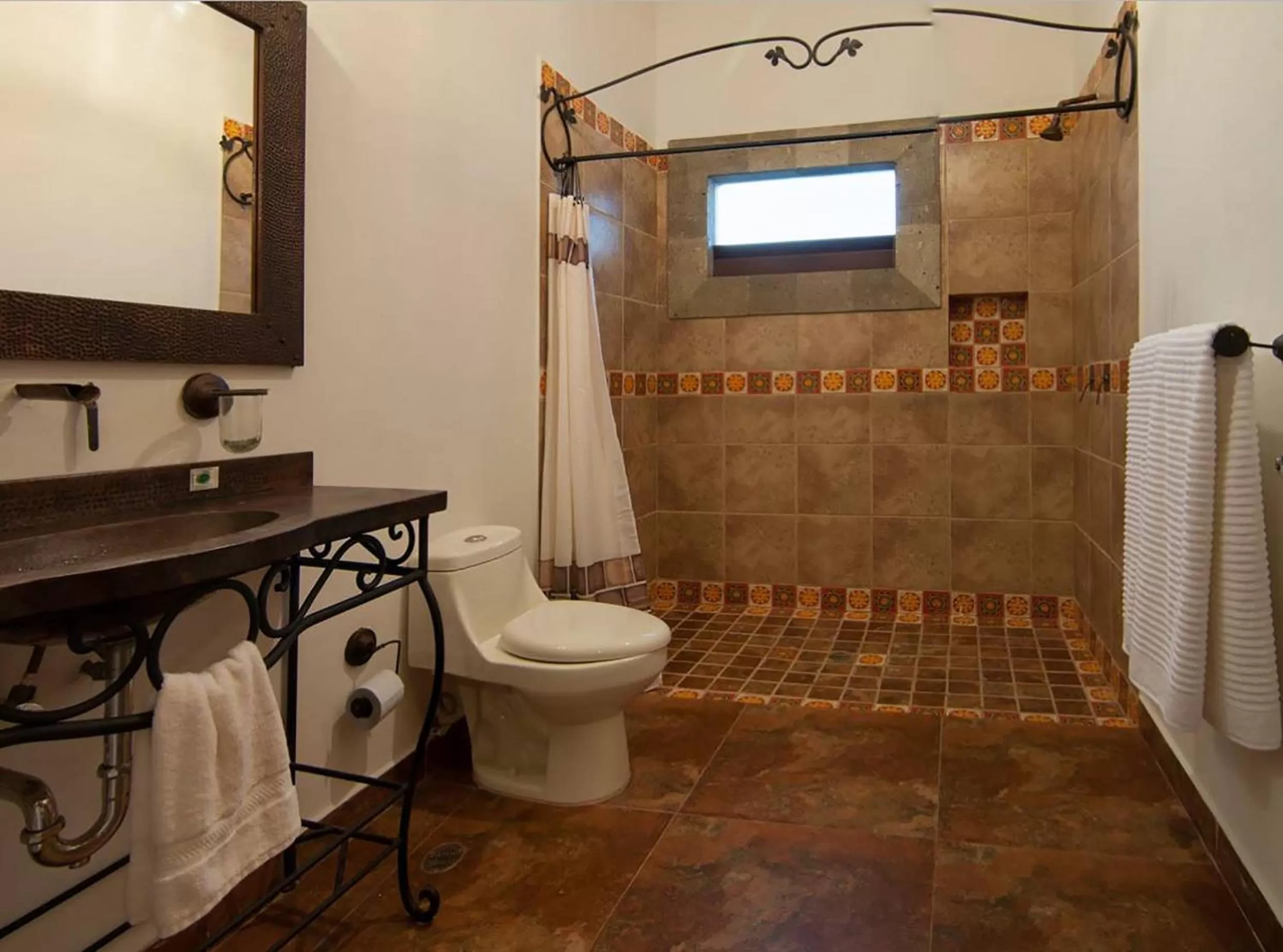 Shower, Bathroom in Mansión del Virrey