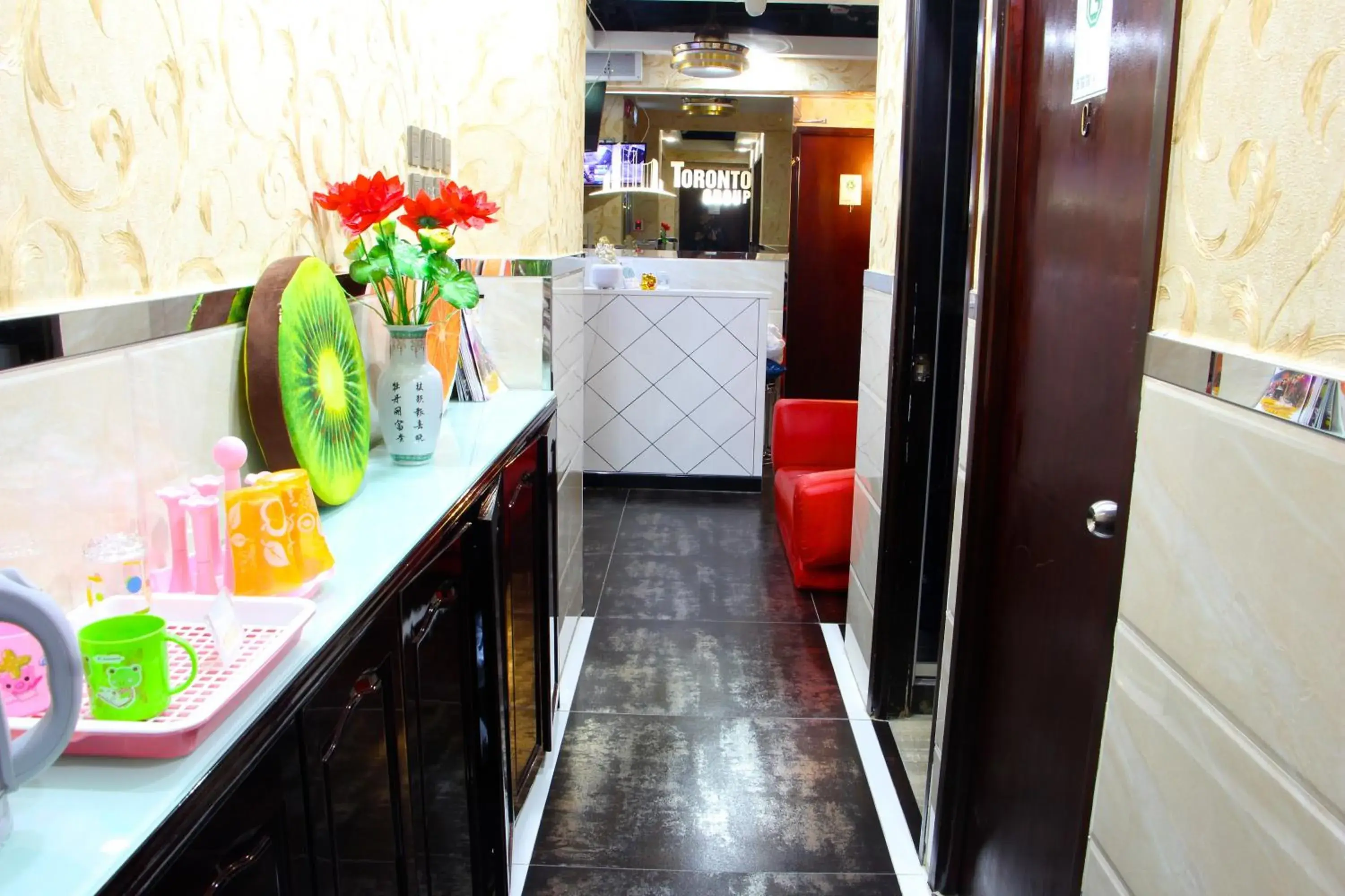 Lobby or reception, Kitchen/Kitchenette in Temple Street Hotel - Toronto Motel Group