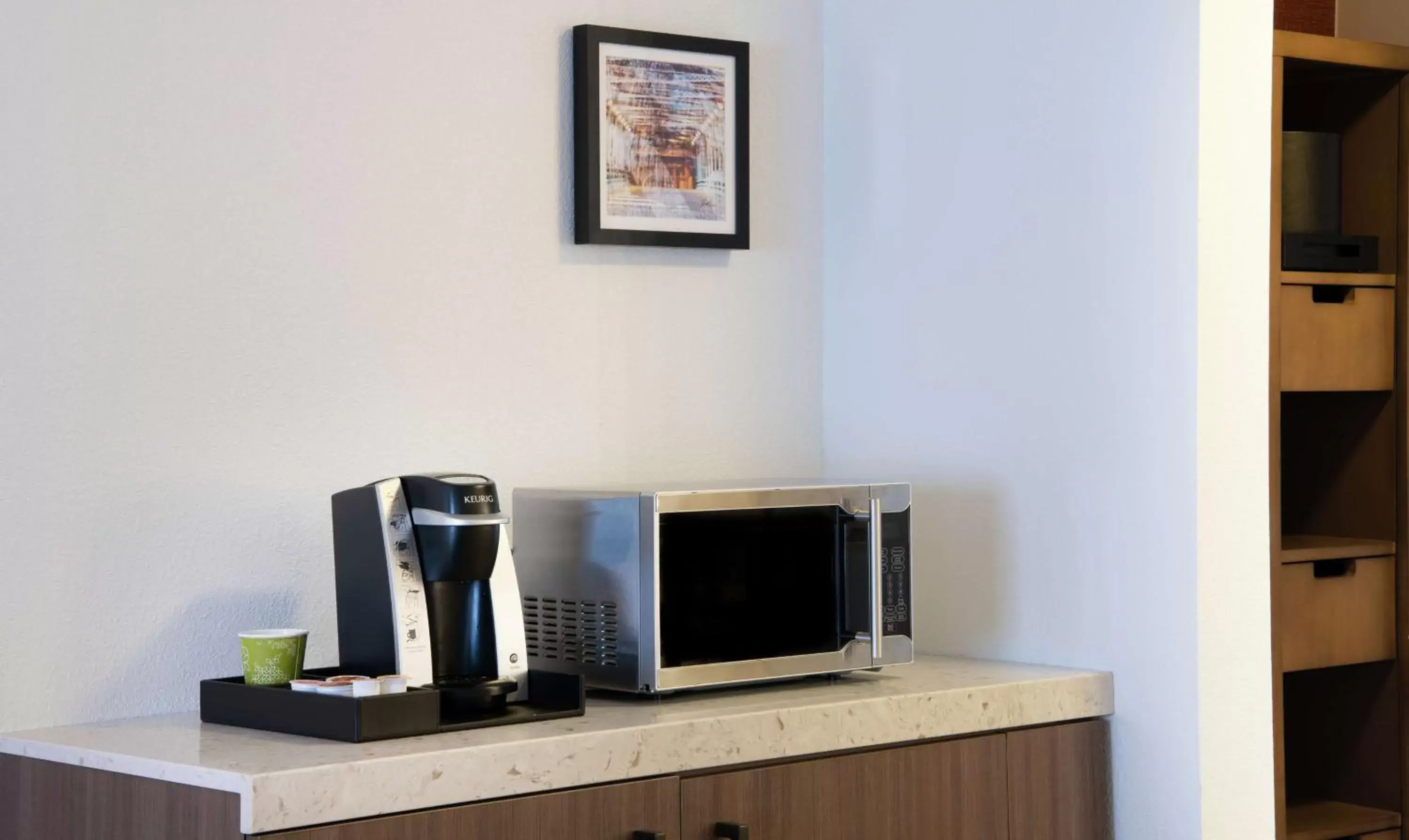 Photo of the whole room, TV/Entertainment Center in Hilton Garden Inn BWI Airport