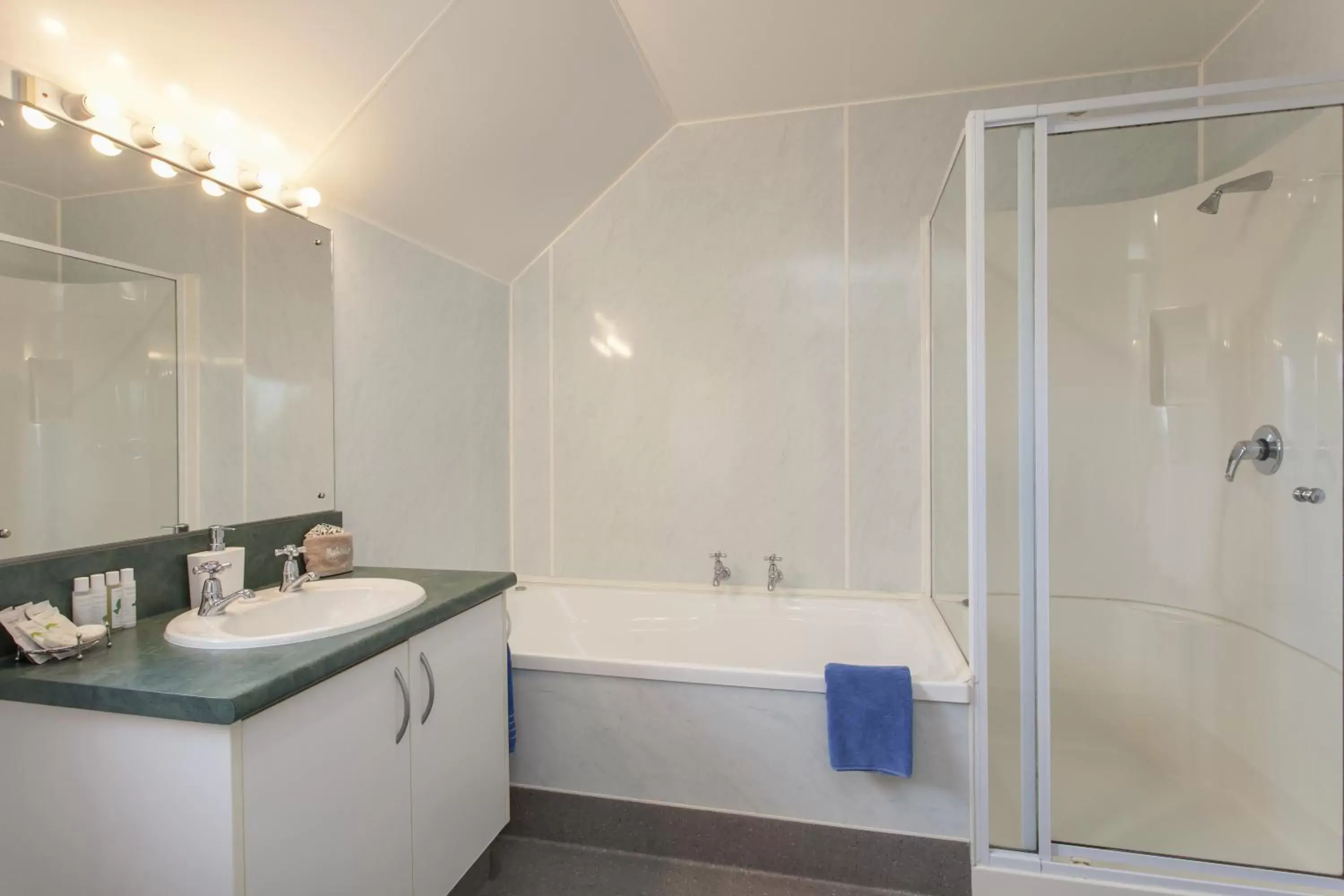 Bathroom in Amross Motel