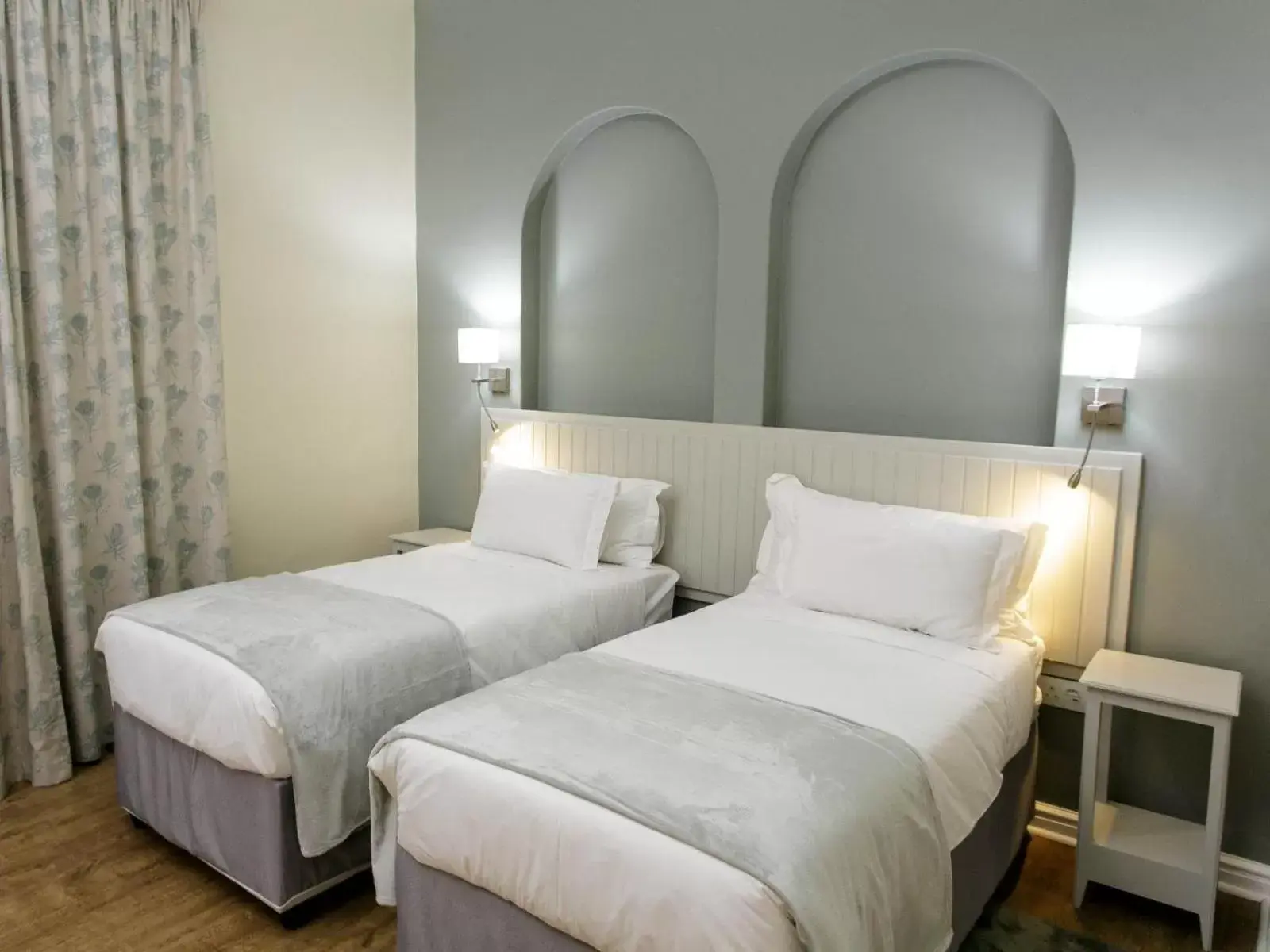 Bedroom, Bed in Queens Hotel by BON Hotels