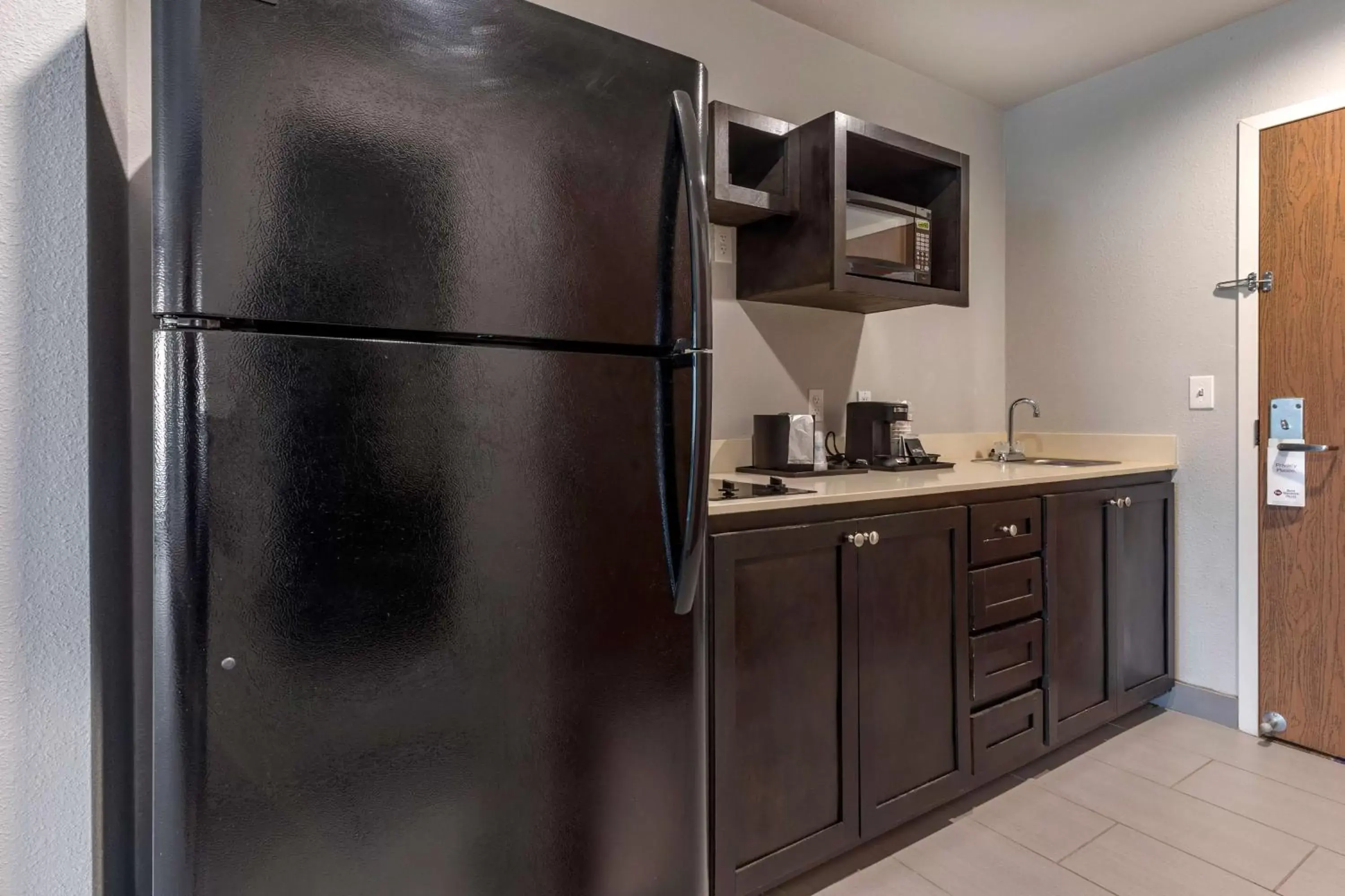 Kitchen or kitchenette, Kitchen/Kitchenette in Best Western Plus Pauls Valley