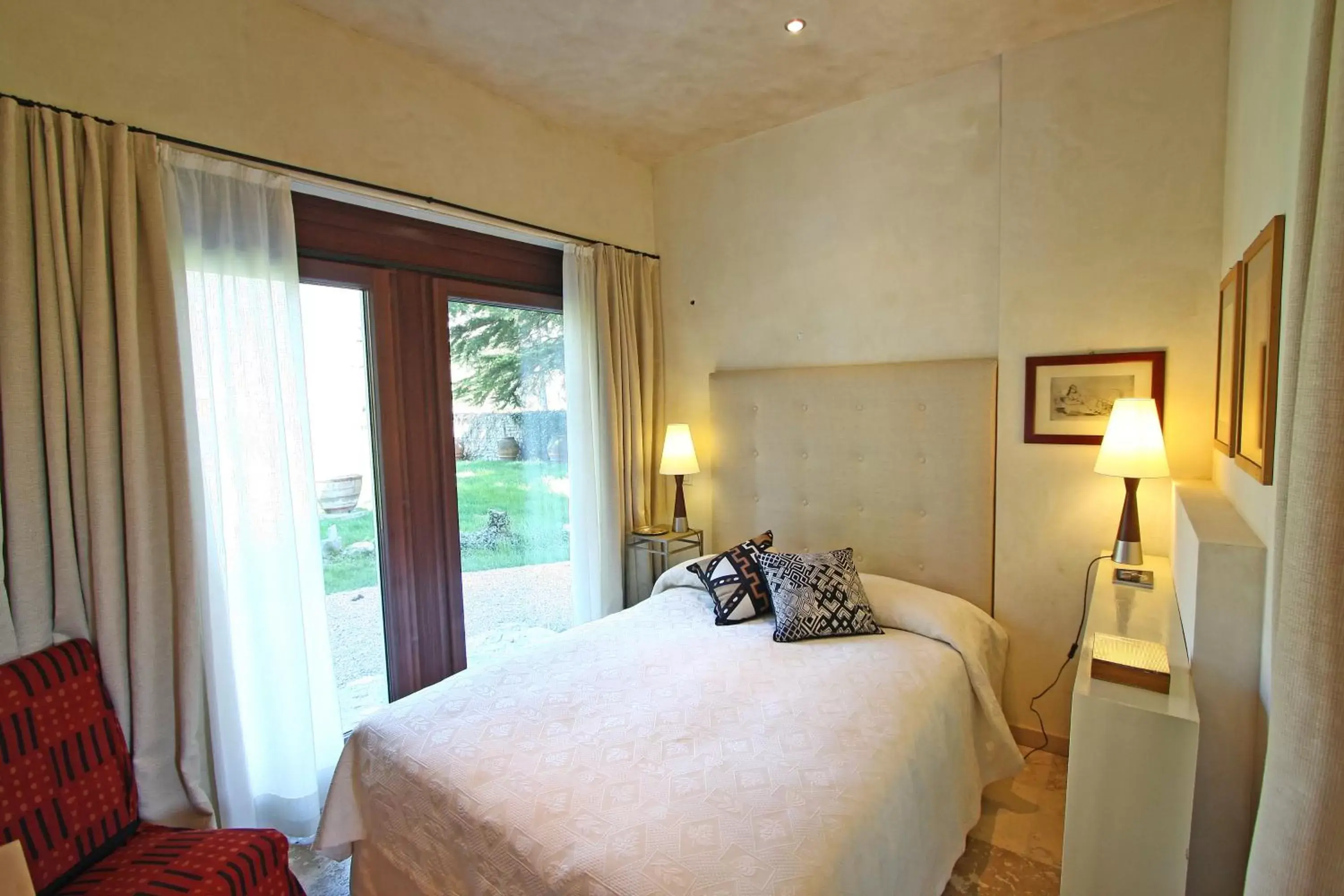 Photo of the whole room, Bed in Castrum di Serravalle