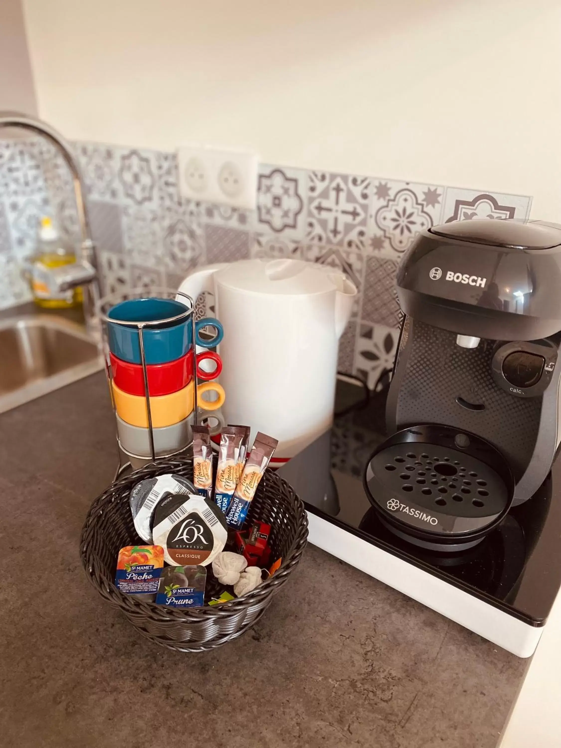 Coffee/tea facilities in Maison De La Tour