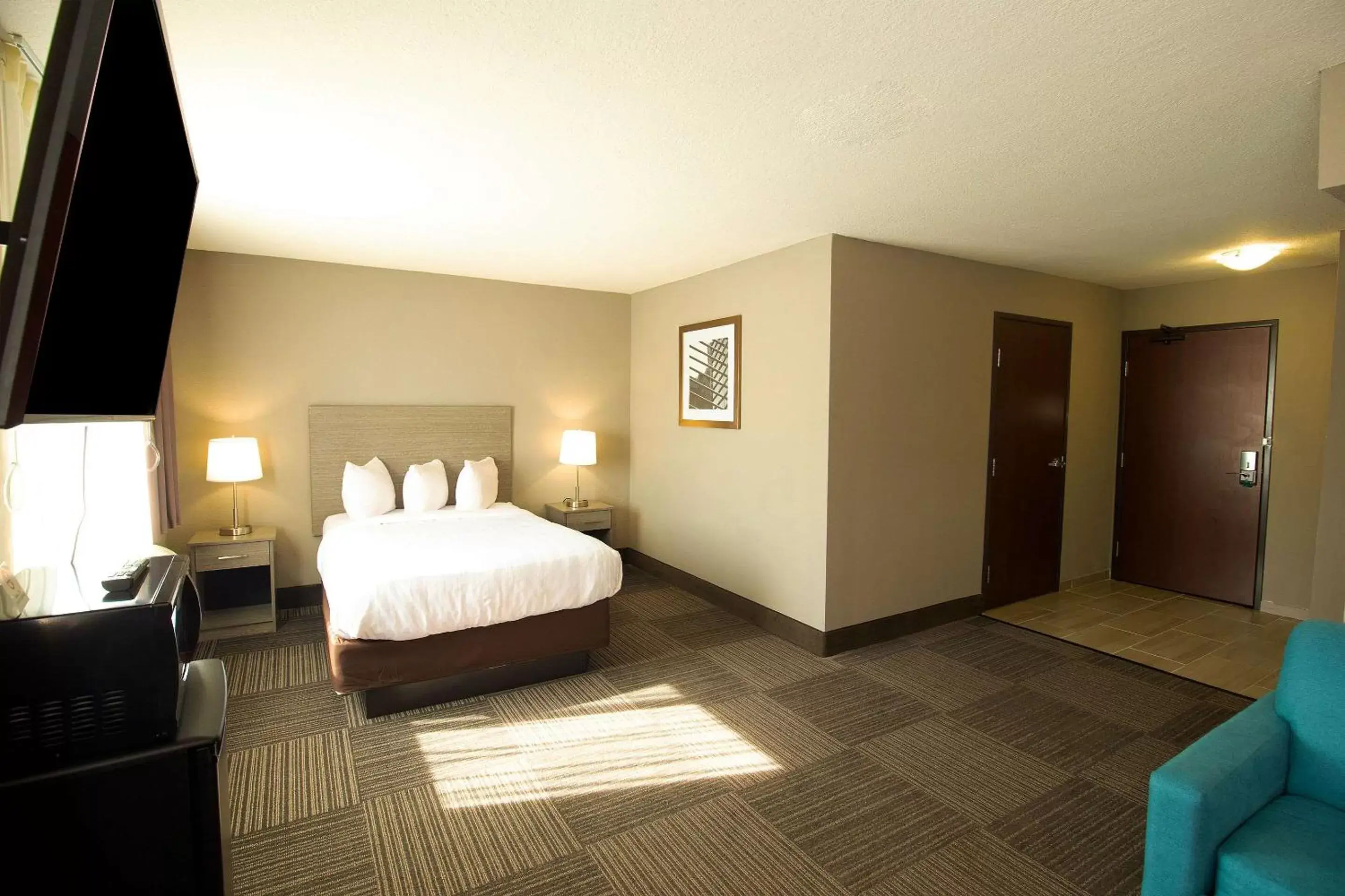 Photo of the whole room, Bed in Quality Inn & Suites