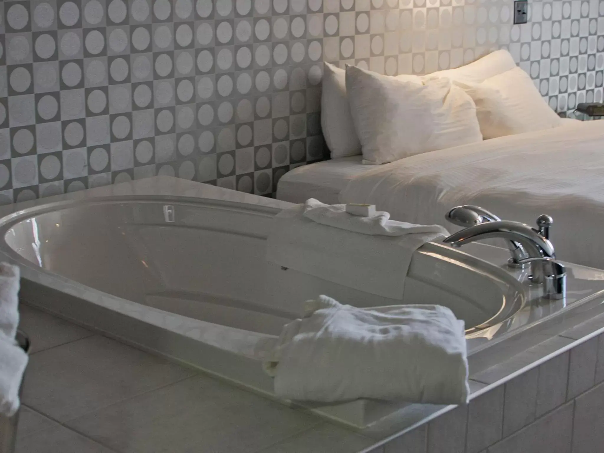 King Studio with Spa Bath - Non-Smoking in Metropolis Resort - Eau Claire King Studio with Spa Bath - Non-Smoking in Metropolis Resort - Eau Claire