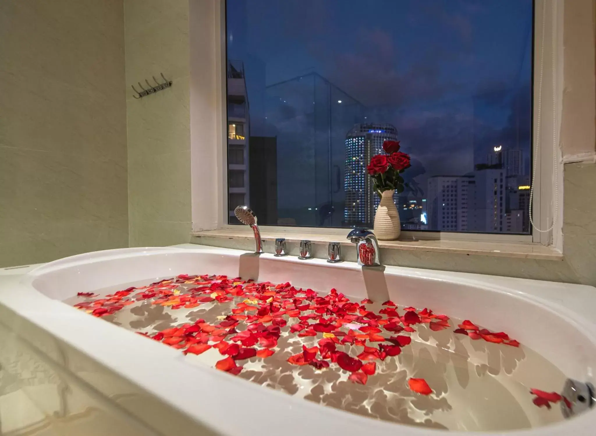 Bathroom in Le's Cham Hotel