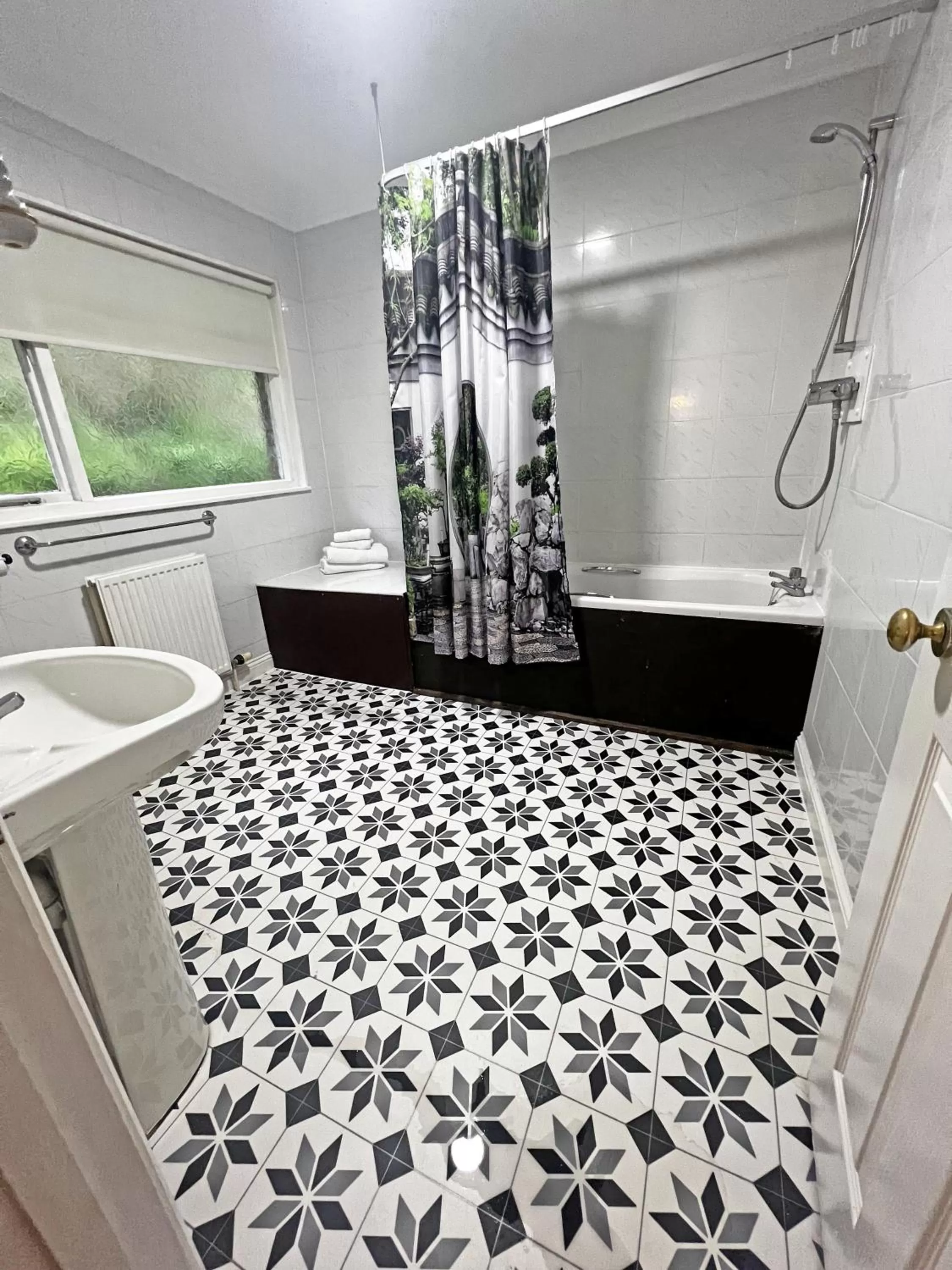 Shower in Shillingford Bridge Hotel