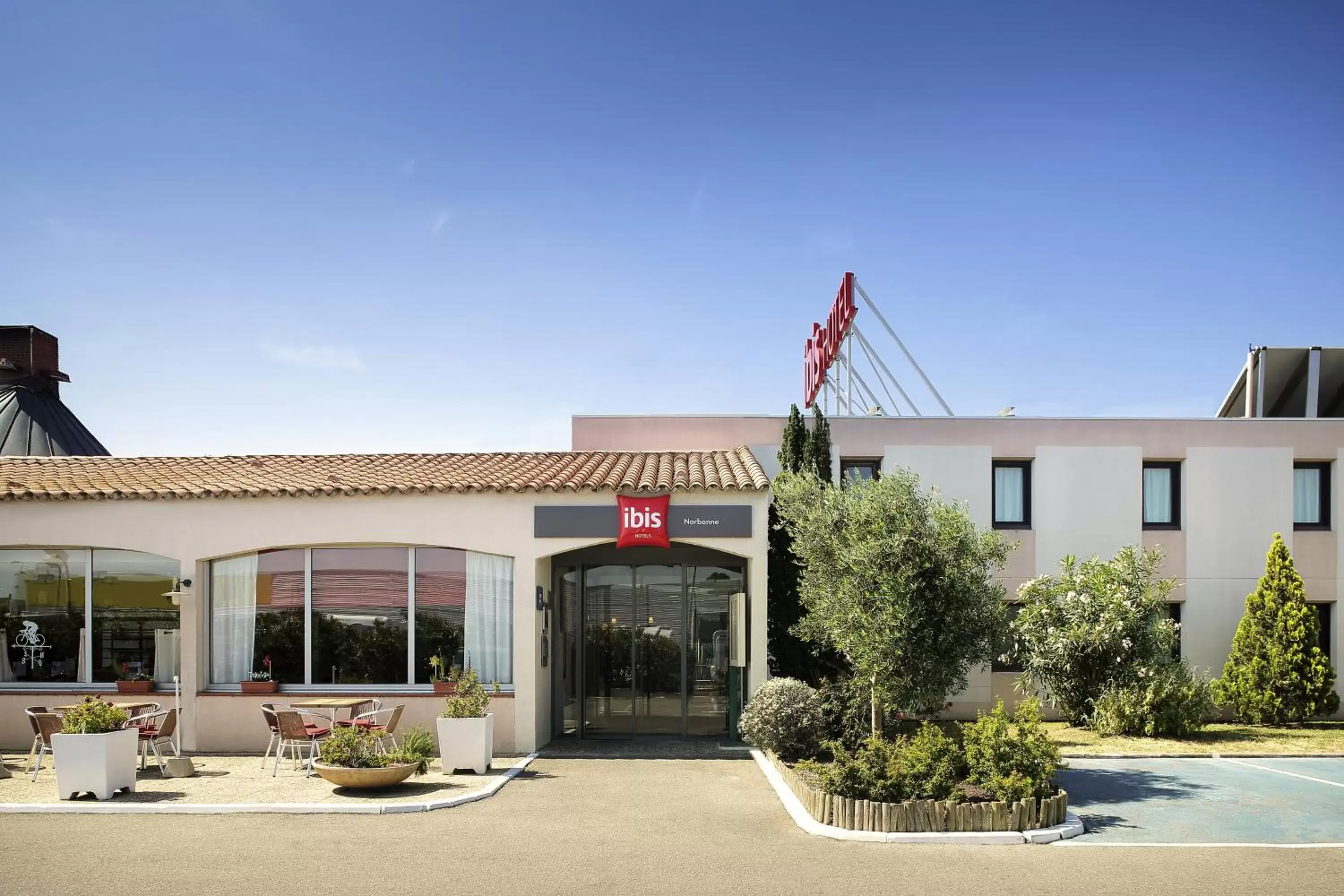 Facade/entrance, Property Building in Hotel ibis Narbonne