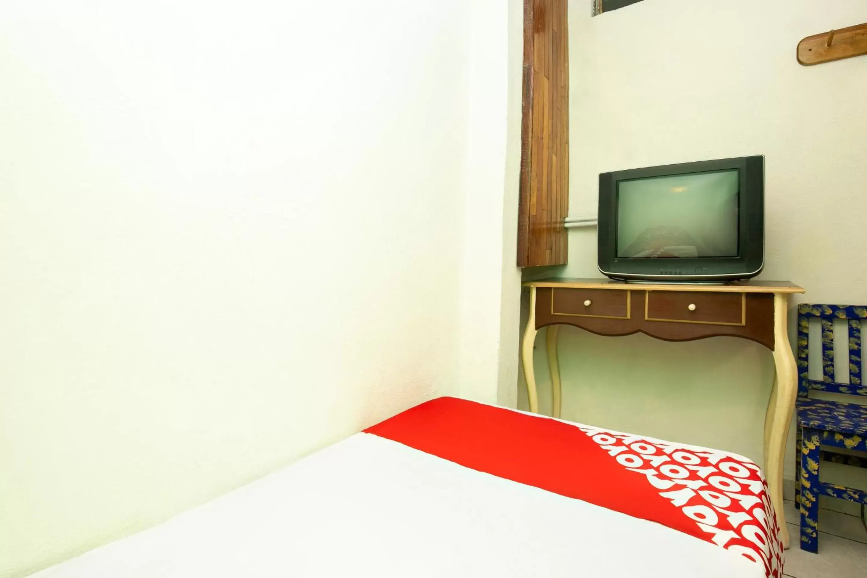 Bedroom, TV/Entertainment Center in OYO La Casita