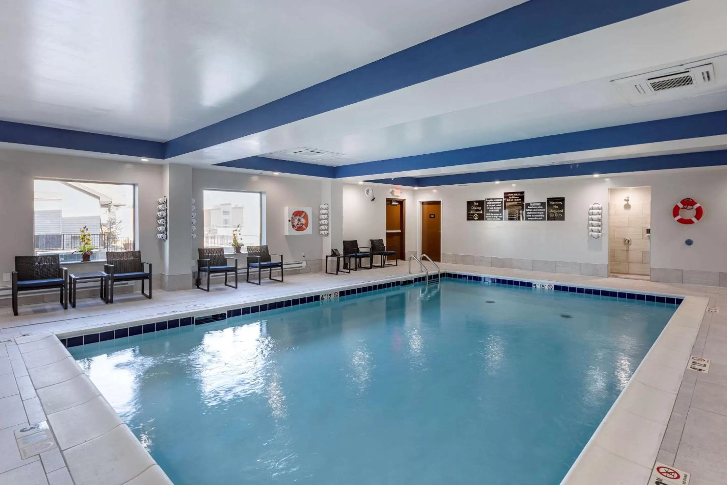 Swimming pool in Comfort Suites St Louis - Sunset Hills