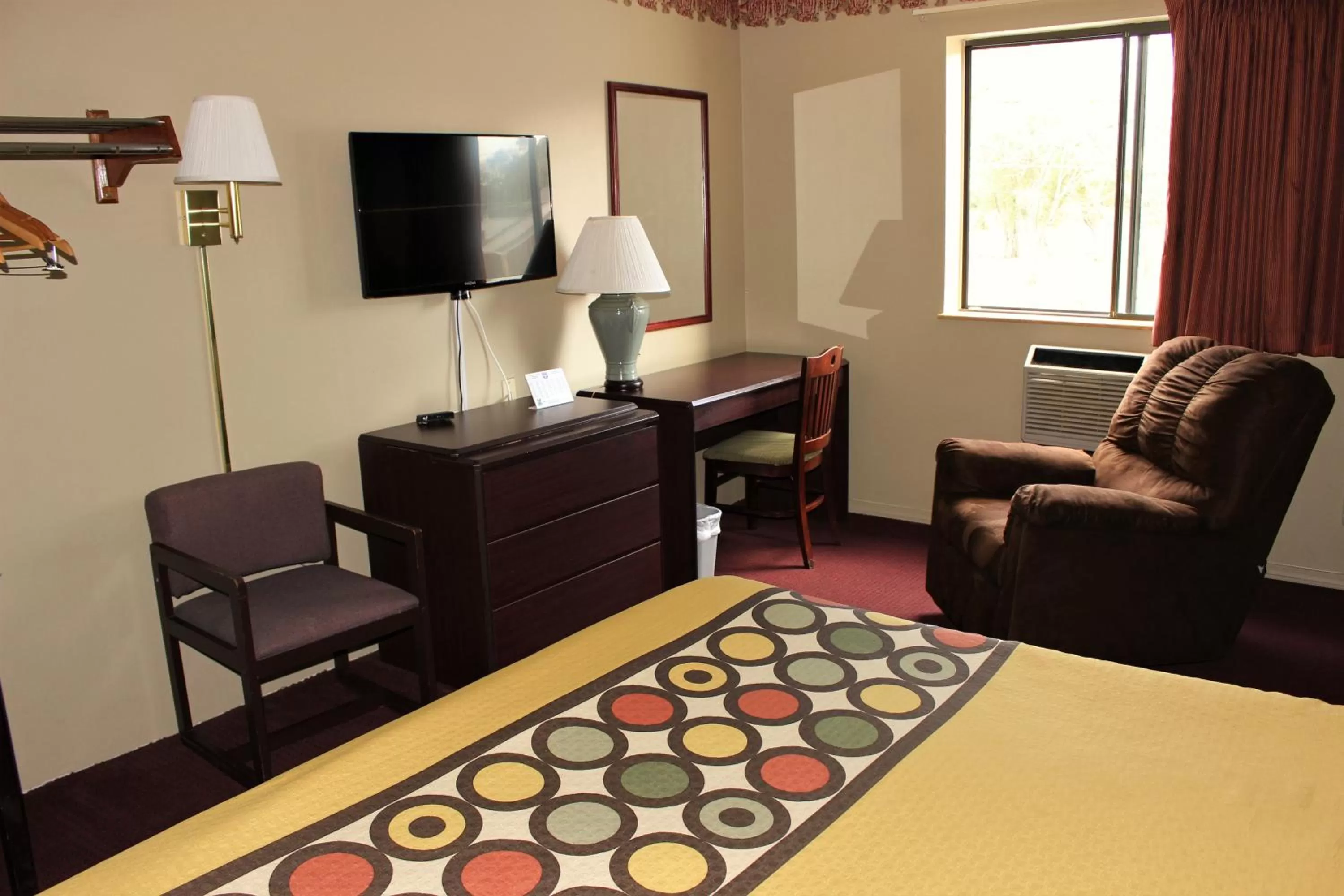 Photo of the whole room, Bed in Knights Inn Albany