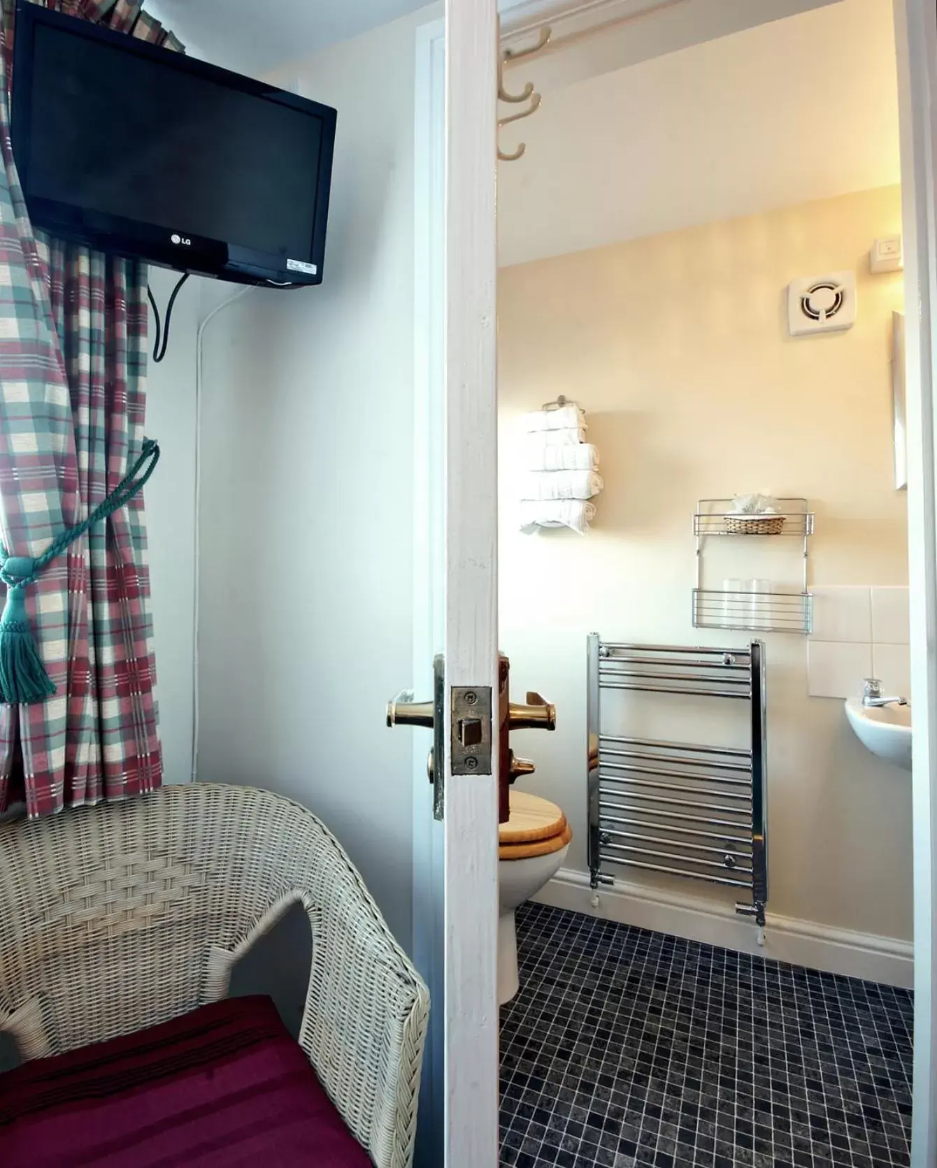 Bathroom, Bed in St Marys Guest House