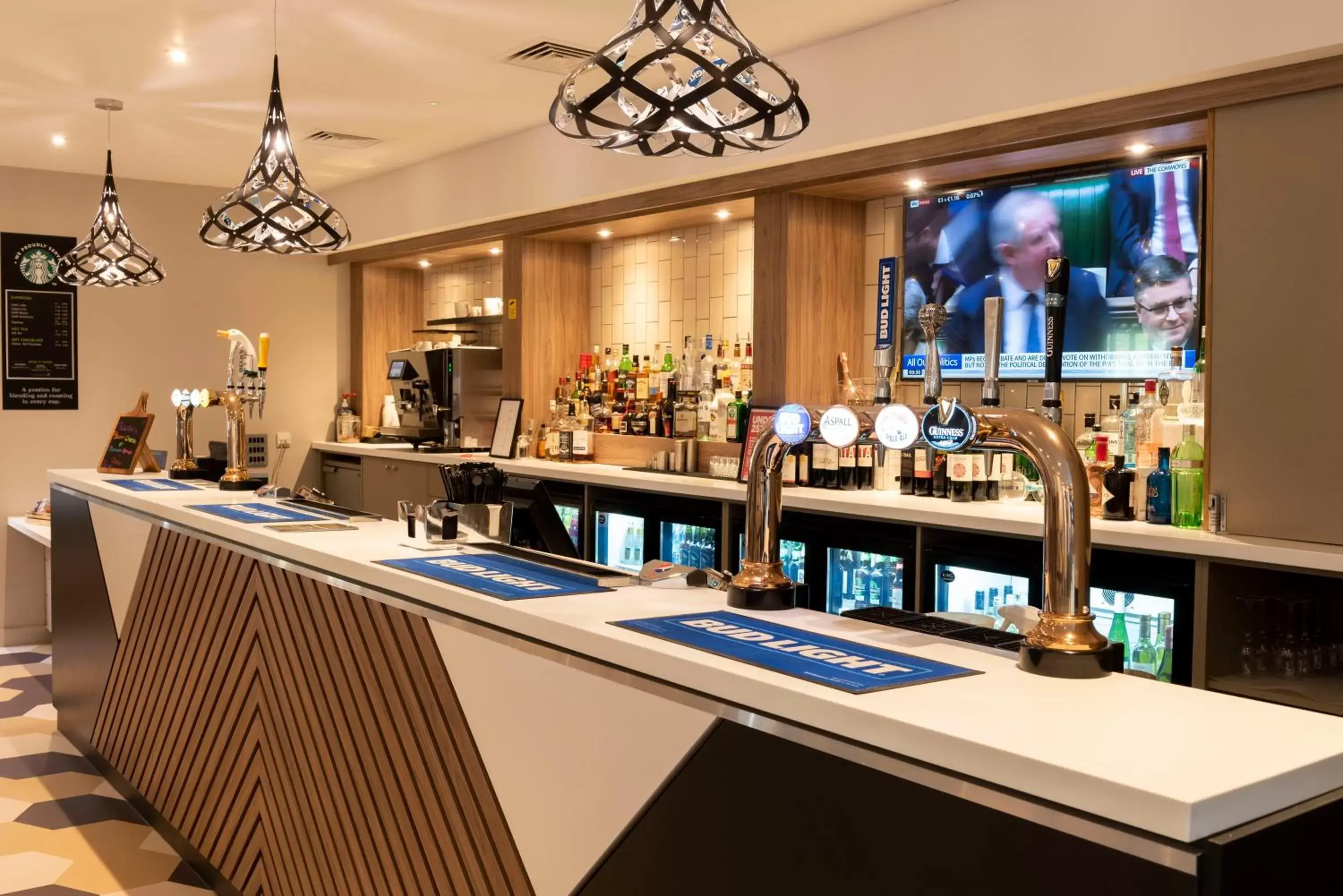 Lounge or bar in Holiday Inn Birmingham M6, Jct7, an IHG Hotel