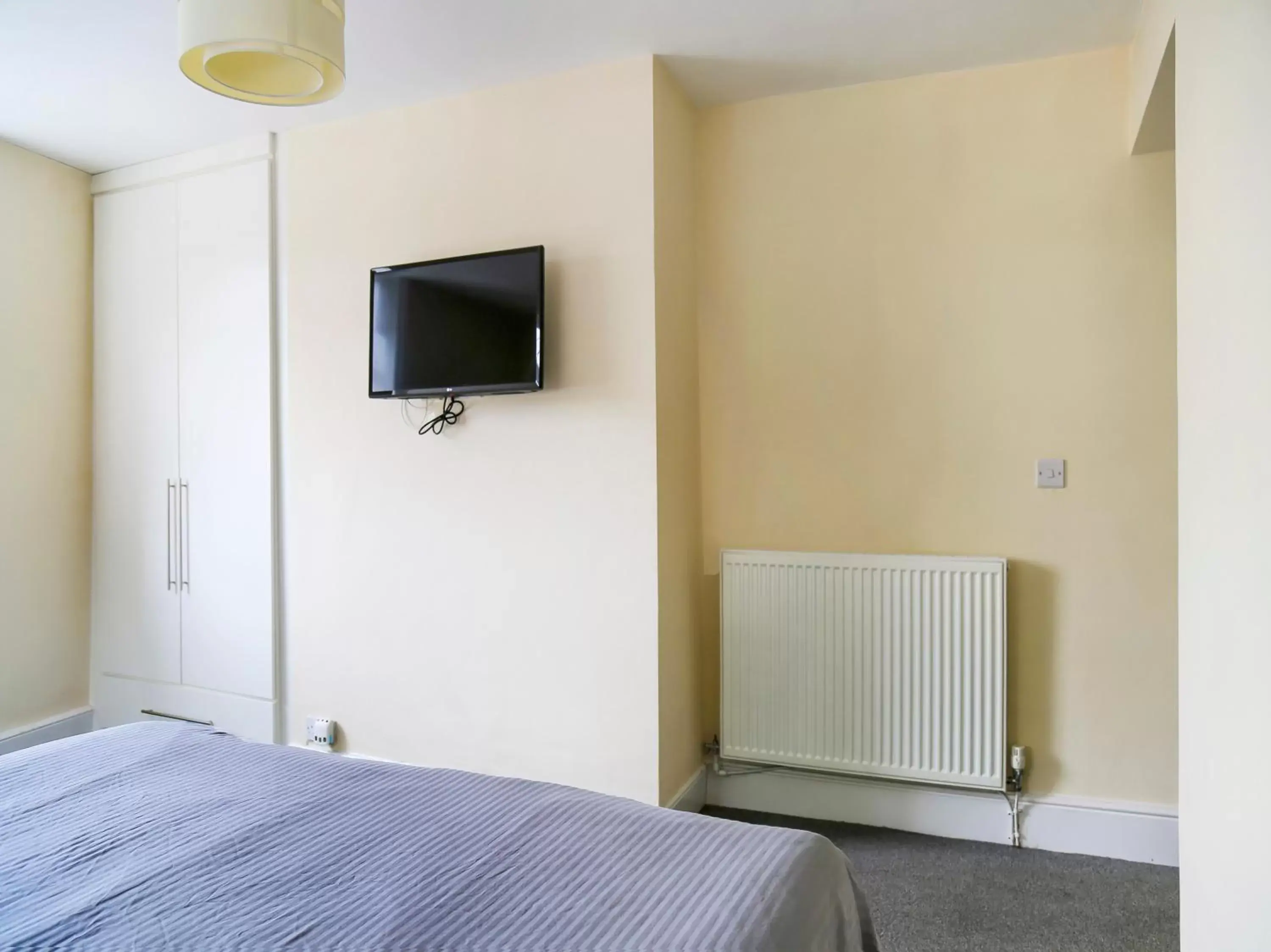 Bedroom, TV/Entertainment Center in OYO Castle Hotel, Accrington