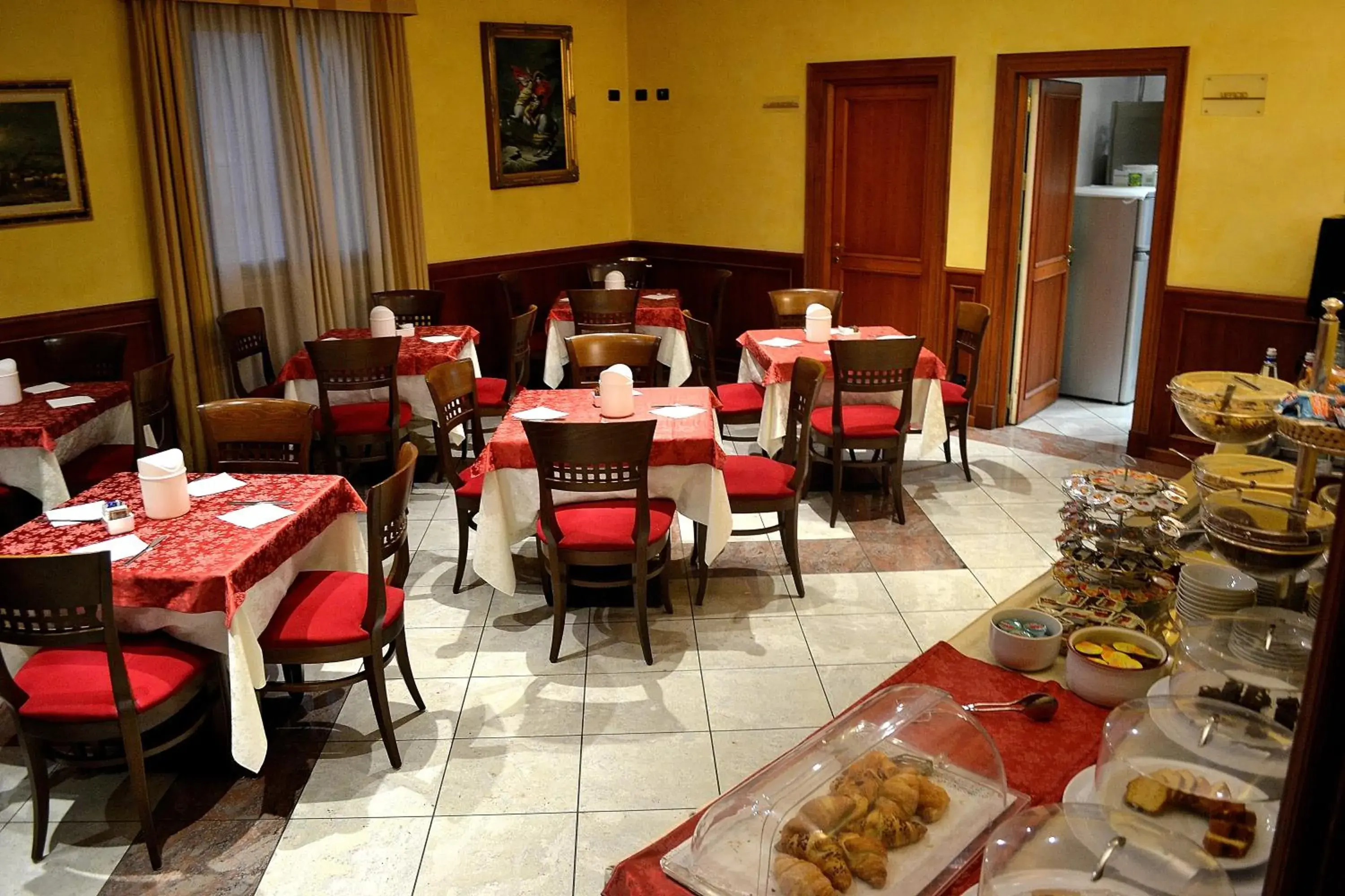 Continental breakfast, Restaurant/Places to Eat in Tricolore Hotel