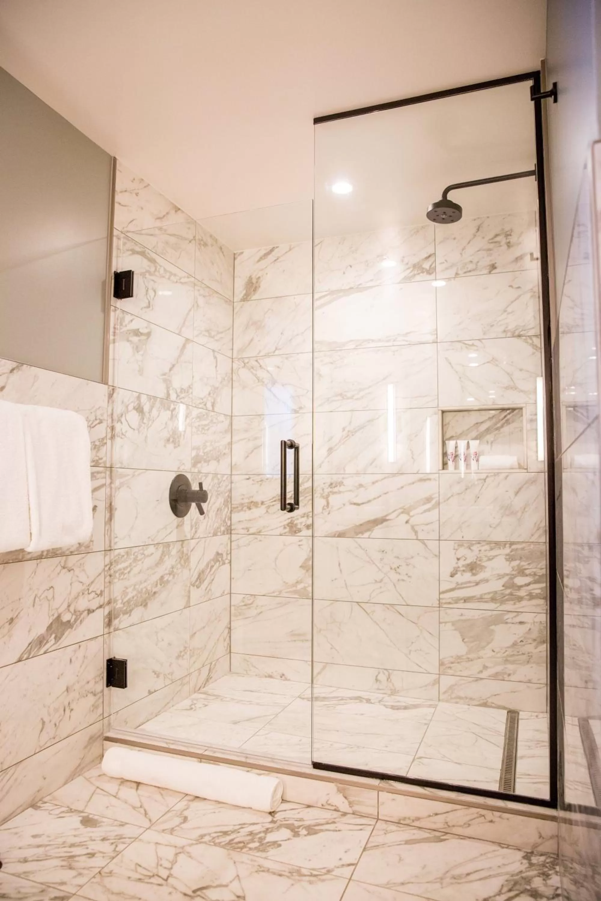 Photo of the whole room in Noelle