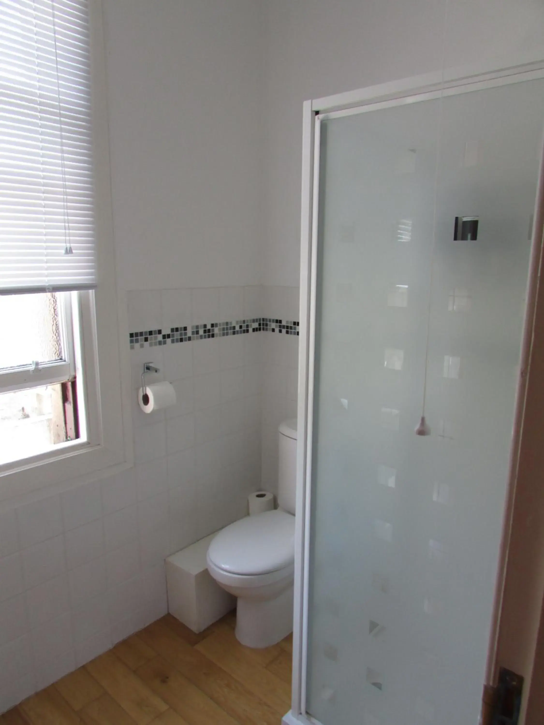 Shower, Bathroom in The Old Cross Inn