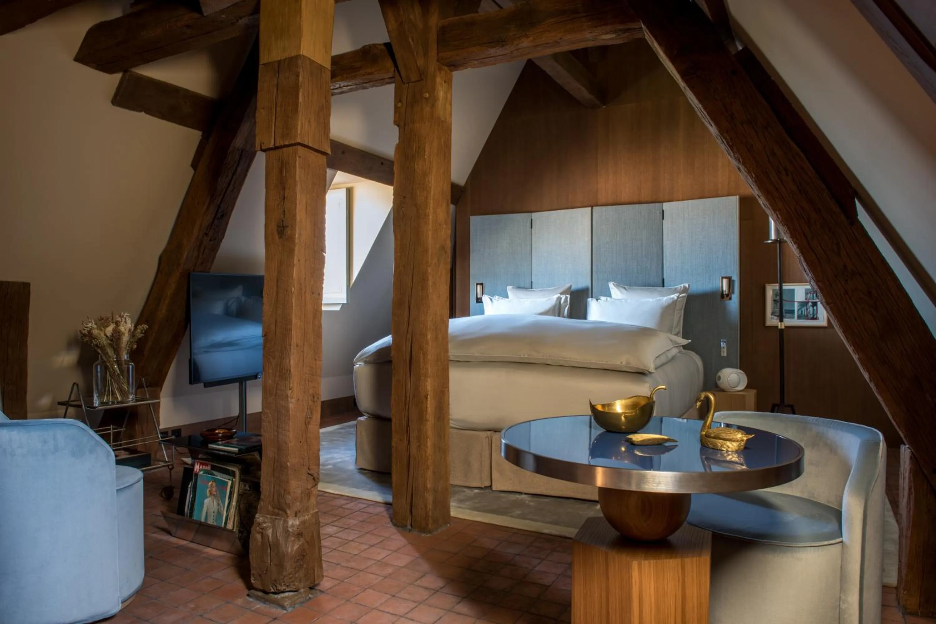 TV and multimedia, Bed in Cour des Vosges - Evok Collection