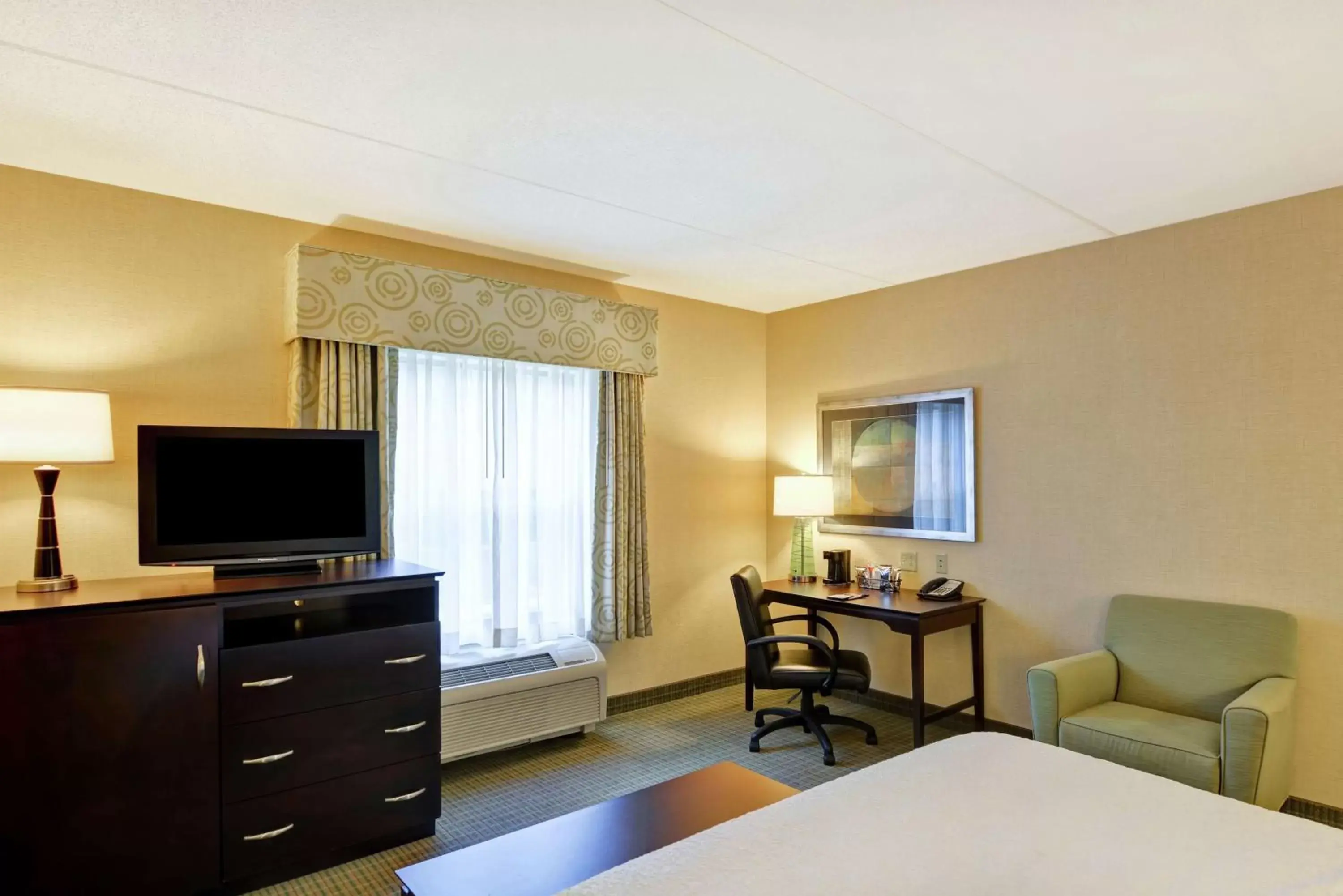Bedroom, TV/Entertainment Center in Hampton Inn & Suites Wilkes-Barre