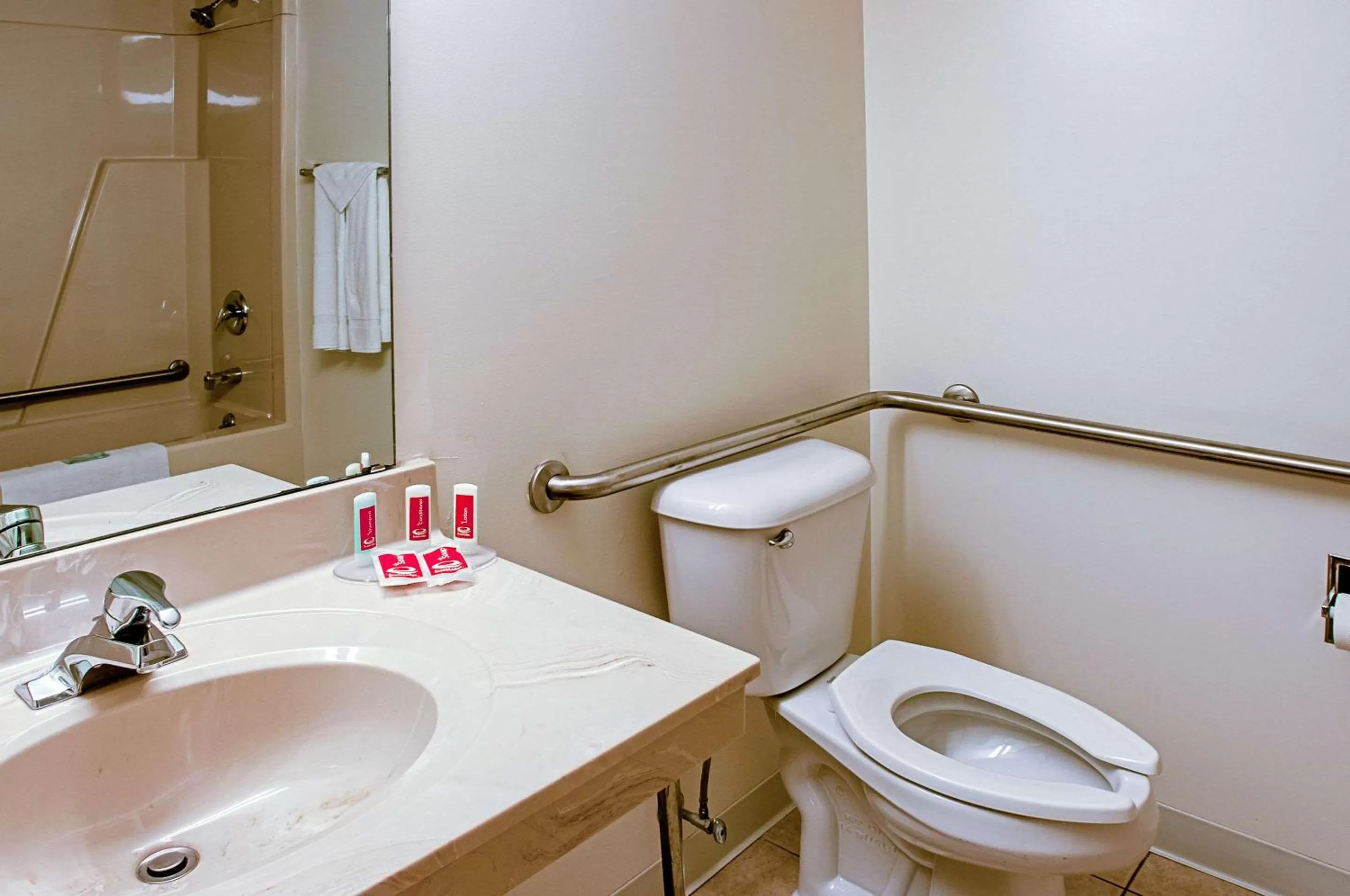 Bathroom in Econo Lodge Menomonie On The Bay