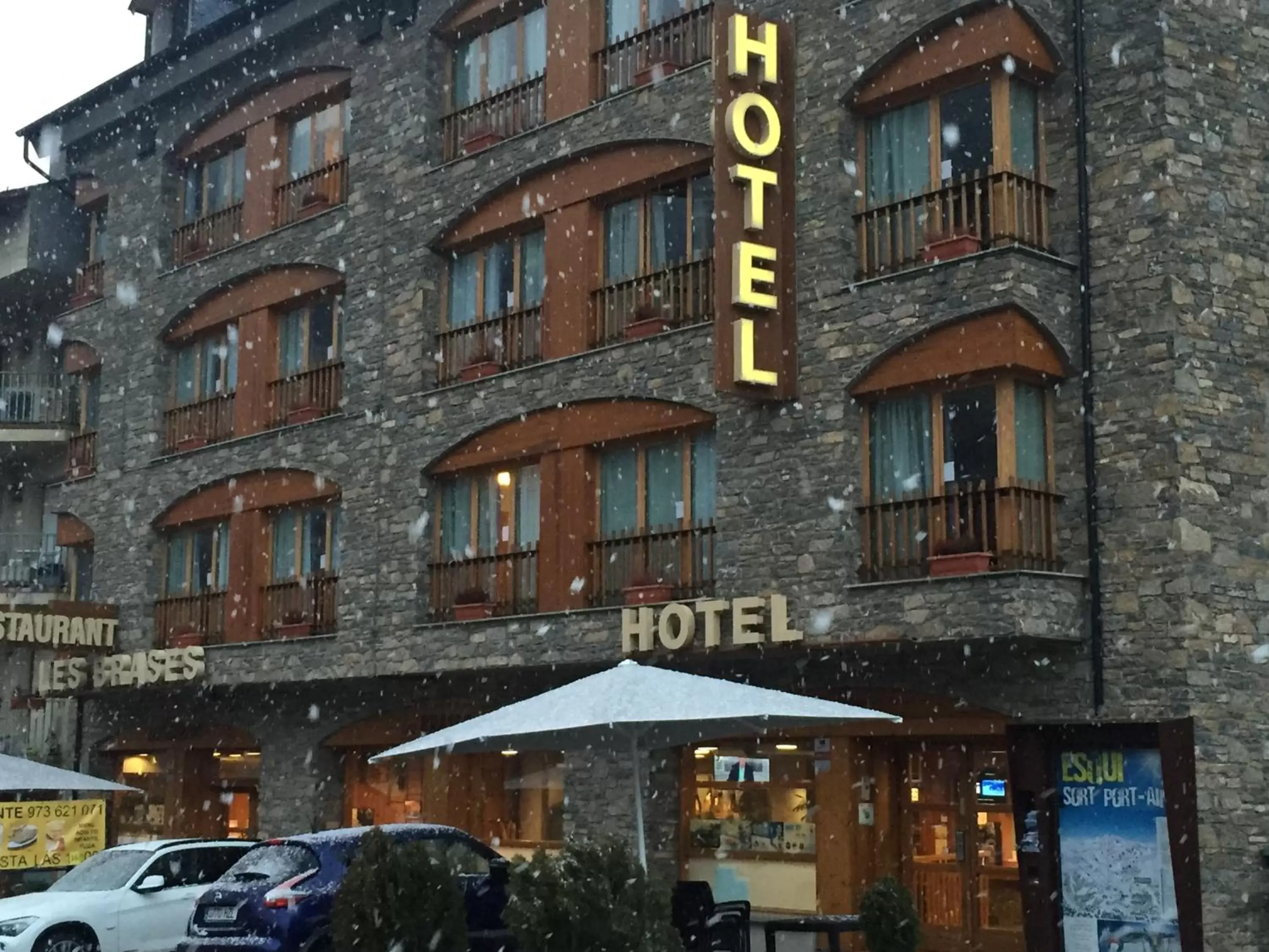 Facade/entrance, Property Building in Hotel Restaurant Les Brases