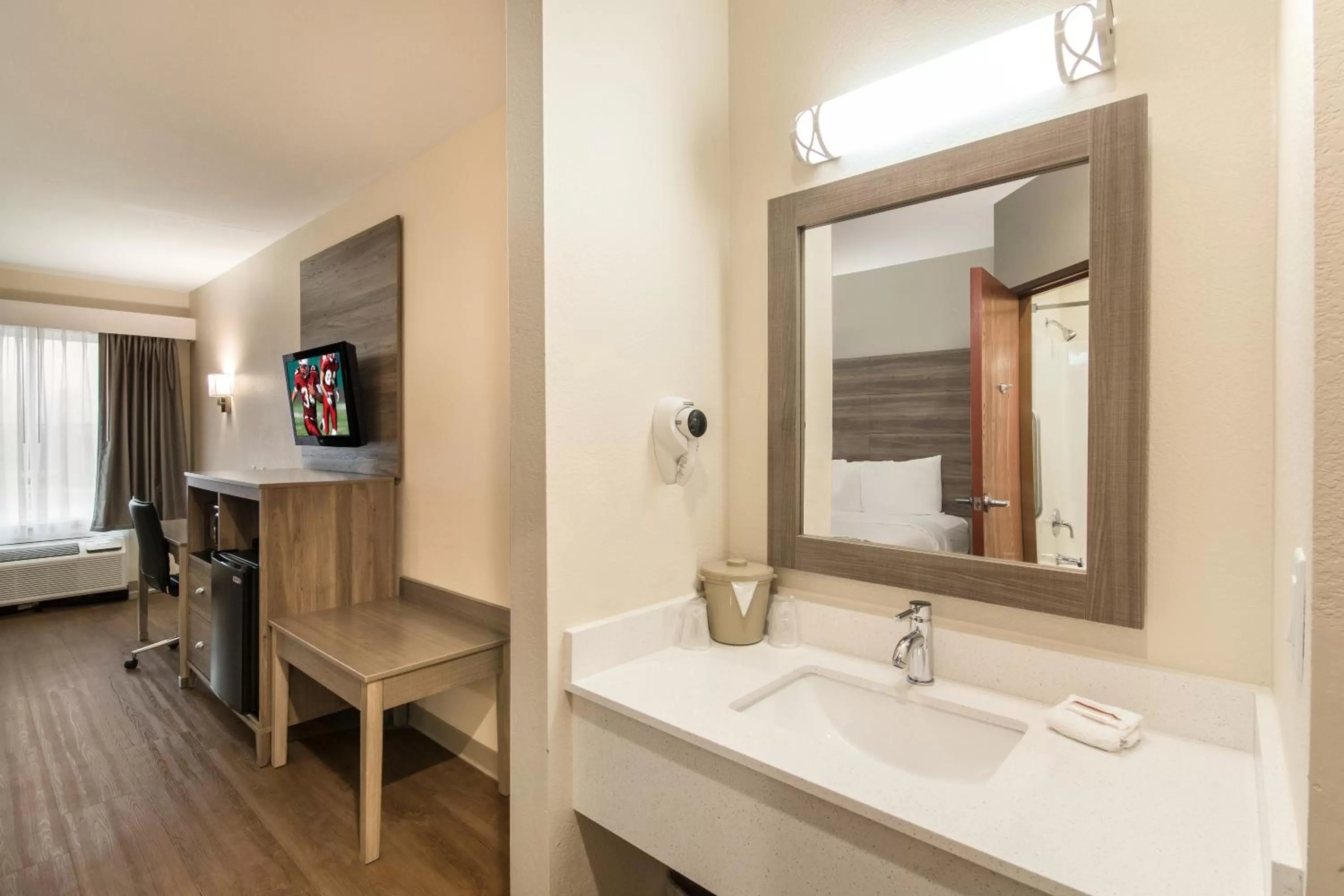 Bathroom, Bed in Red Roof Inn Panama City