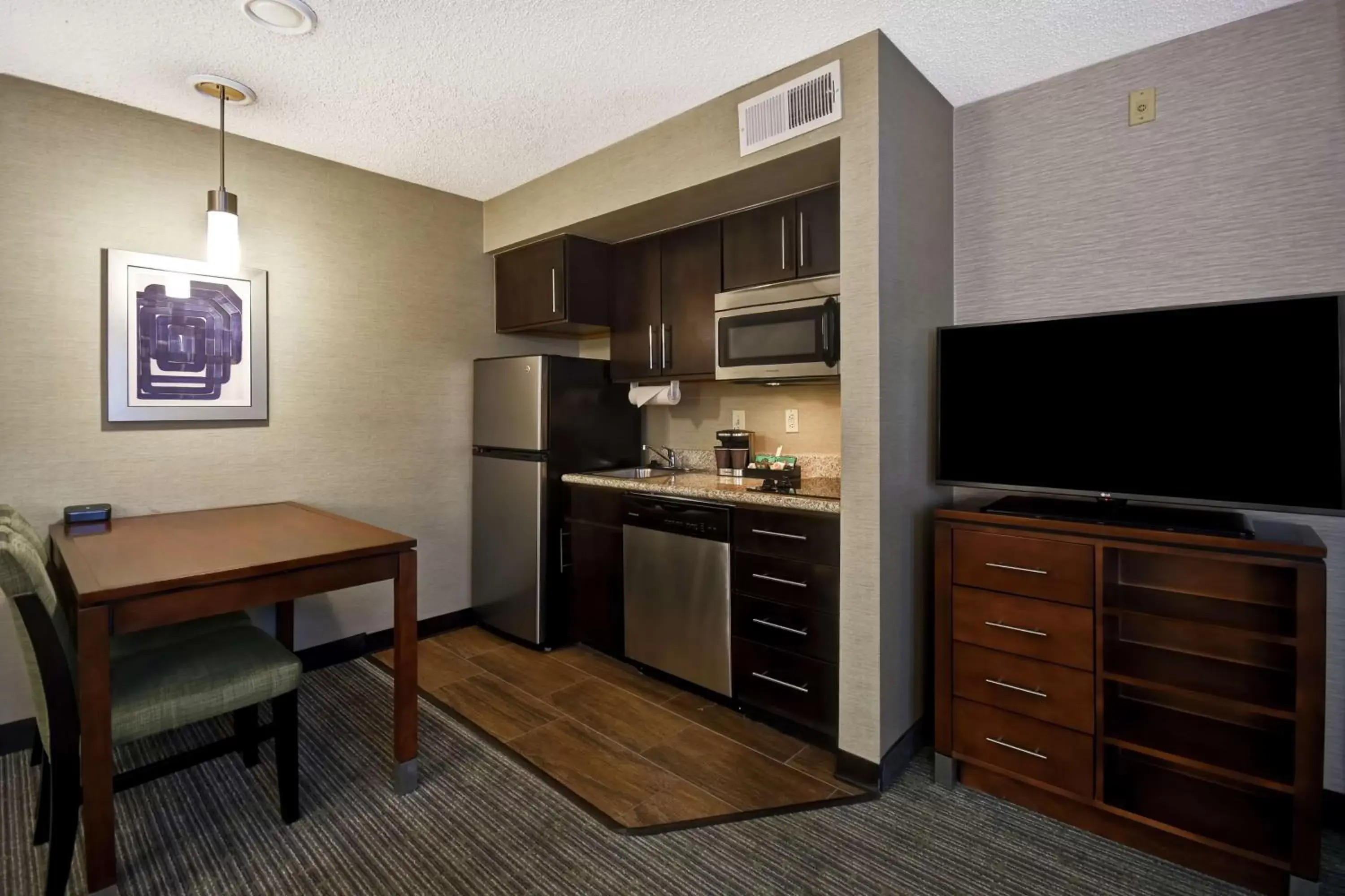 Bedroom, Kitchen/Kitchenette in Homewood Suites by Hilton Atlanta-Galleria/Cumberland