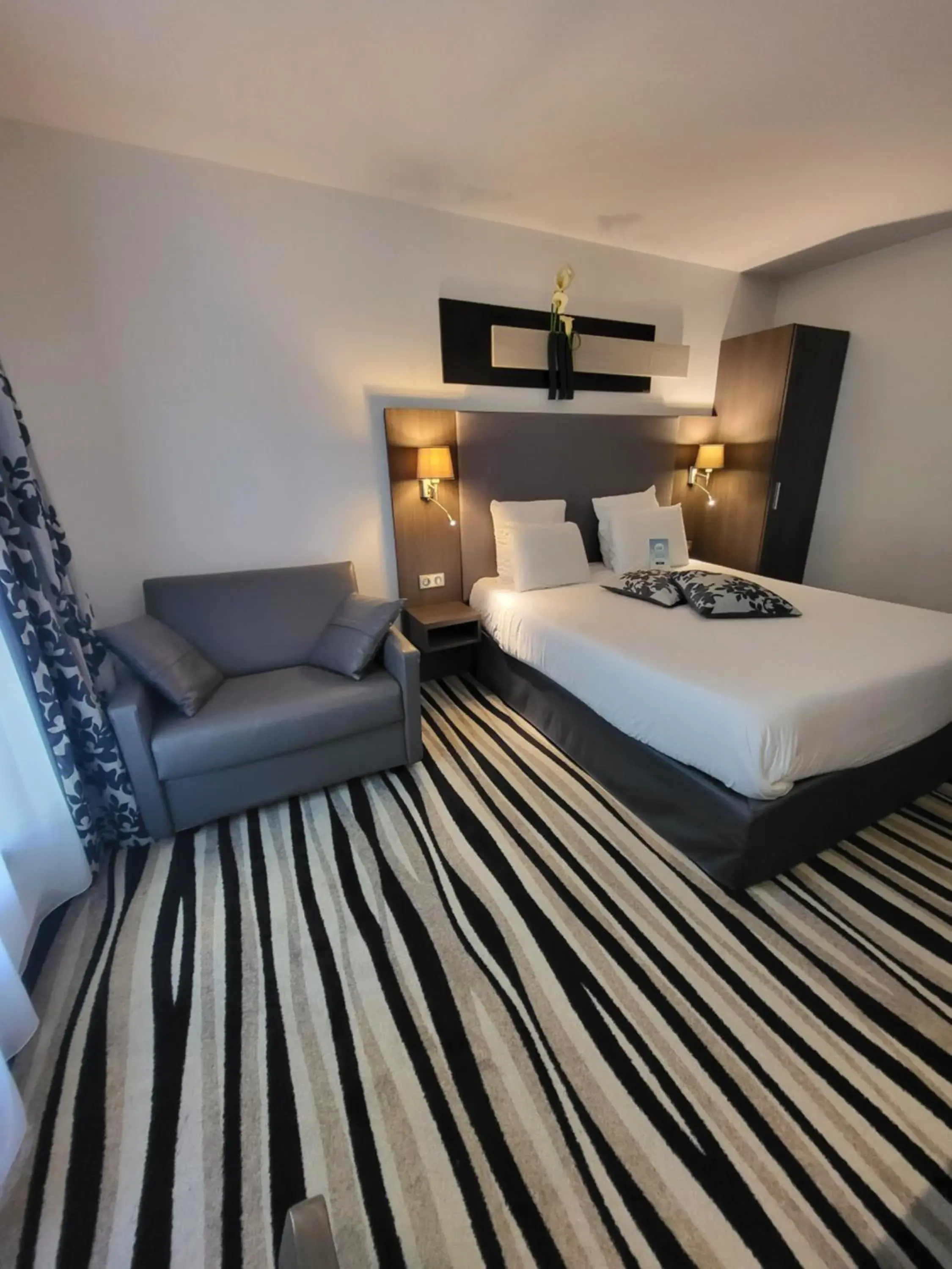 Bedroom, Bed in Kyriad Saint Quentin en Yvelines - Montigny
