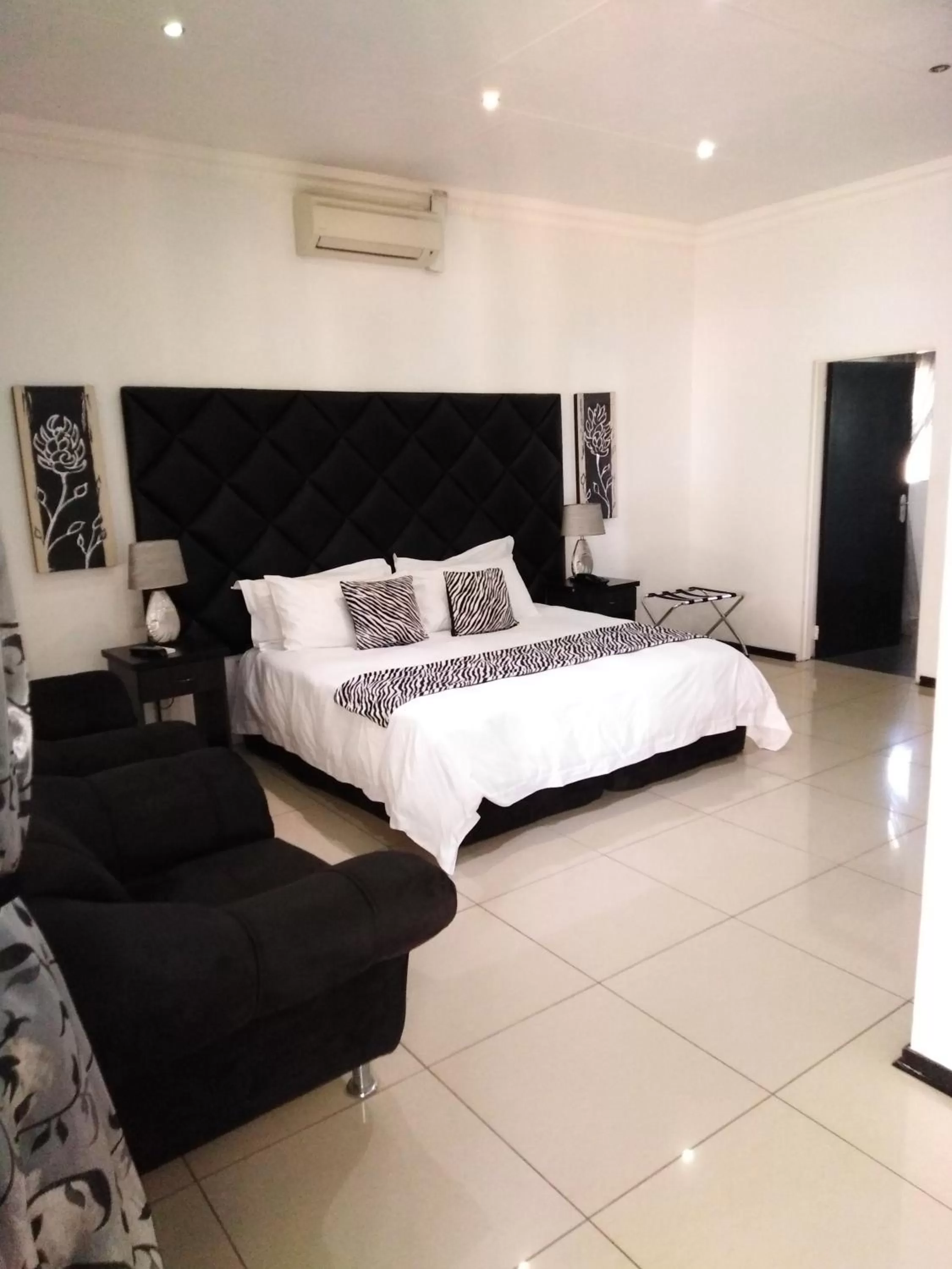 Bedroom, Bed in Big Ben Lodge