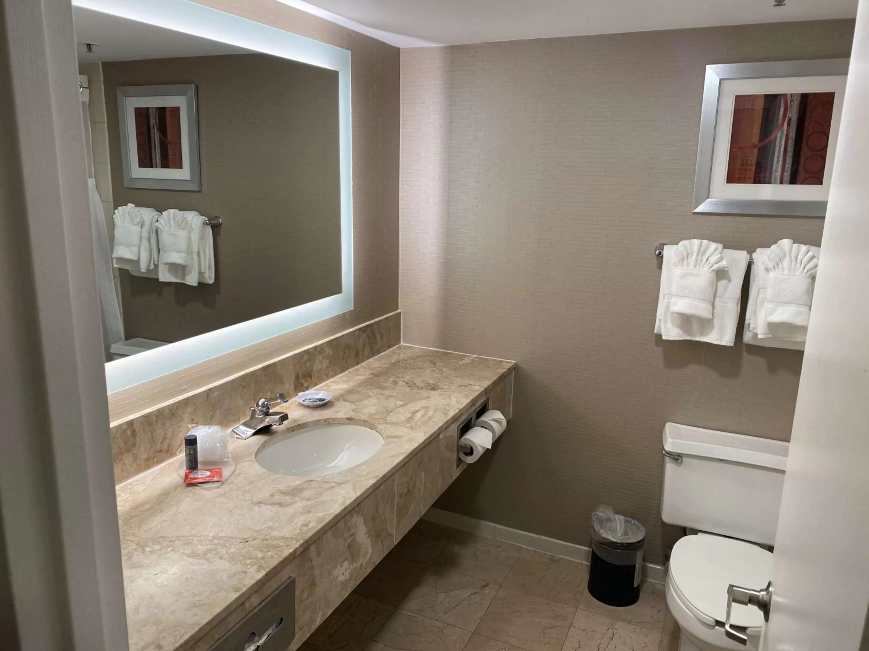 Premium Queen Room with Two Queen Beds and Bath Tub - Disability Access in DoubleTree by Hilton New York-LaGuardia