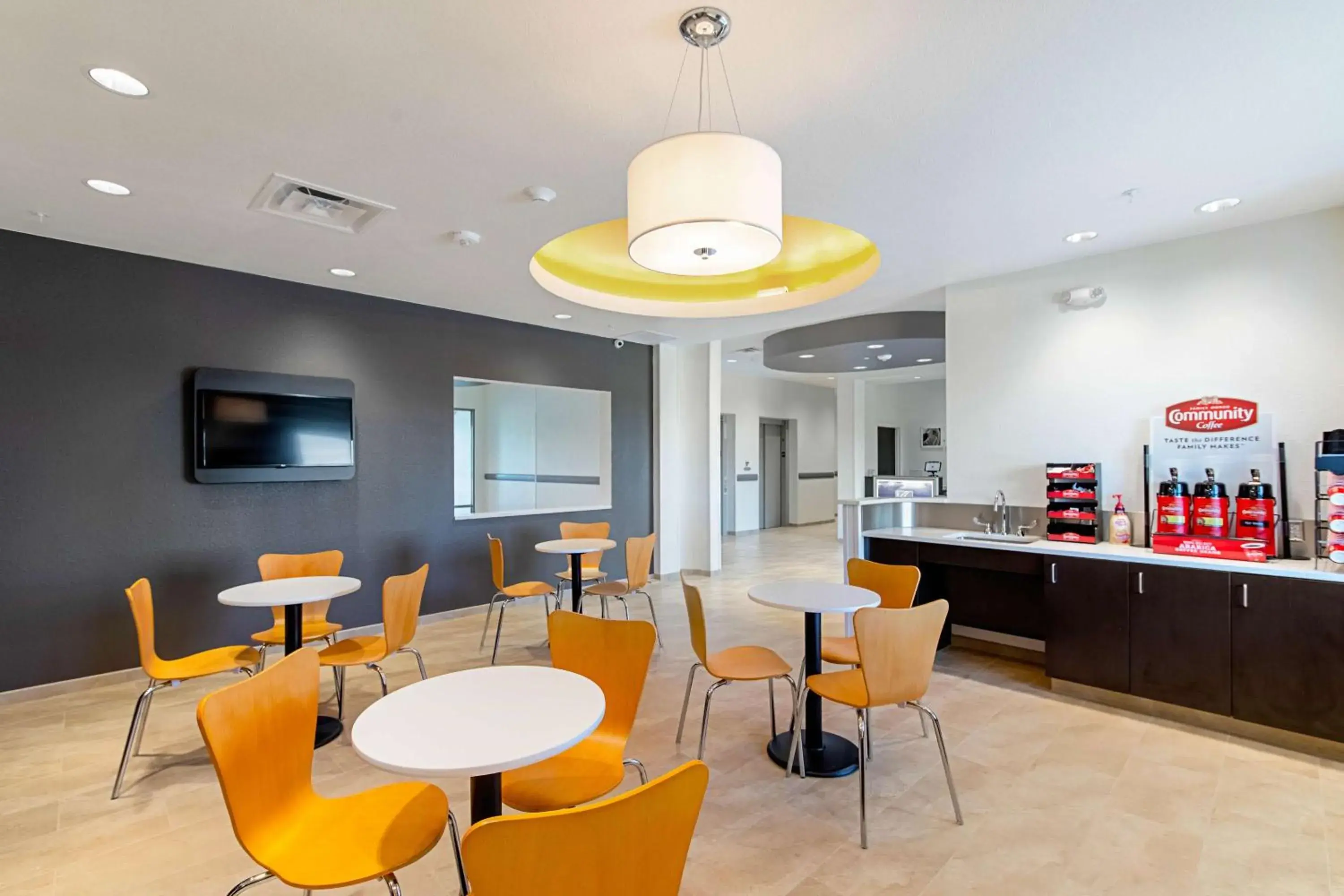 Communal lounge/ TV room, Restaurant/Places to Eat in Motel 6 Austin Airport
