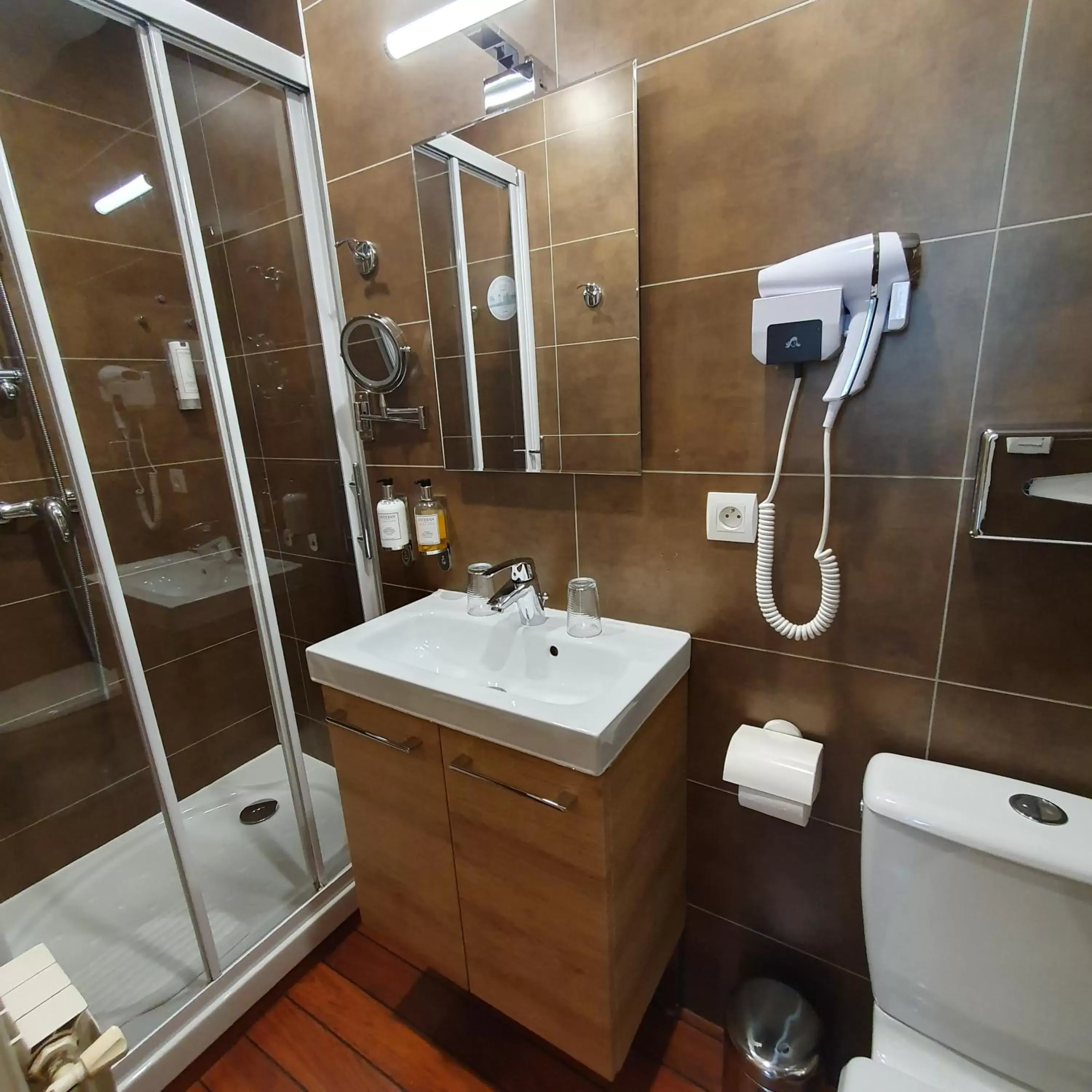 Property building, Bathroom in Logis Hotel La Closerie