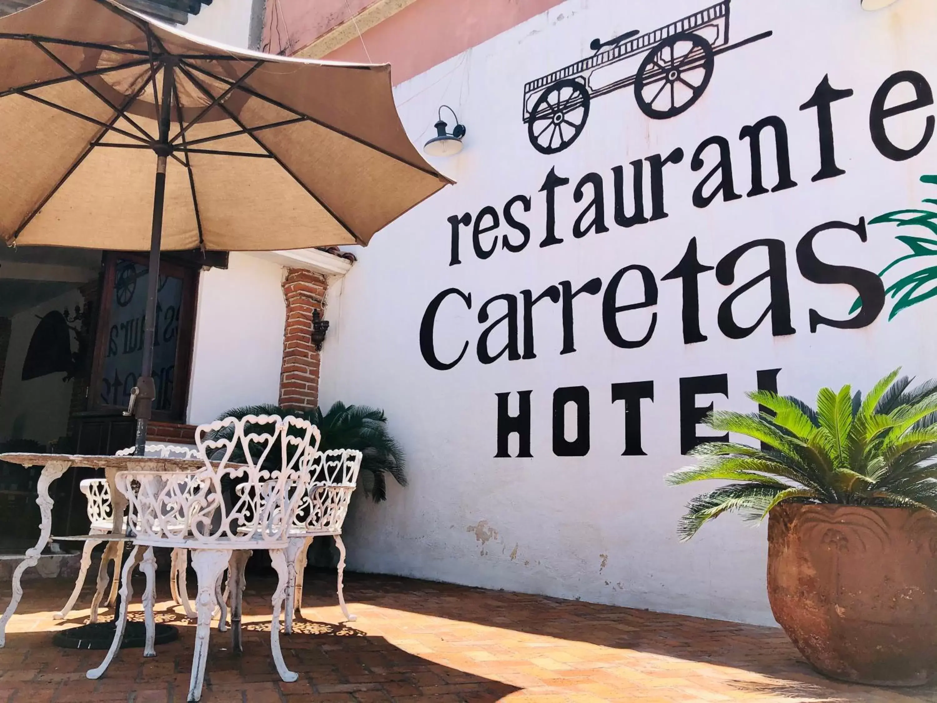 Patio in Hotel Carretas by Rotamundos