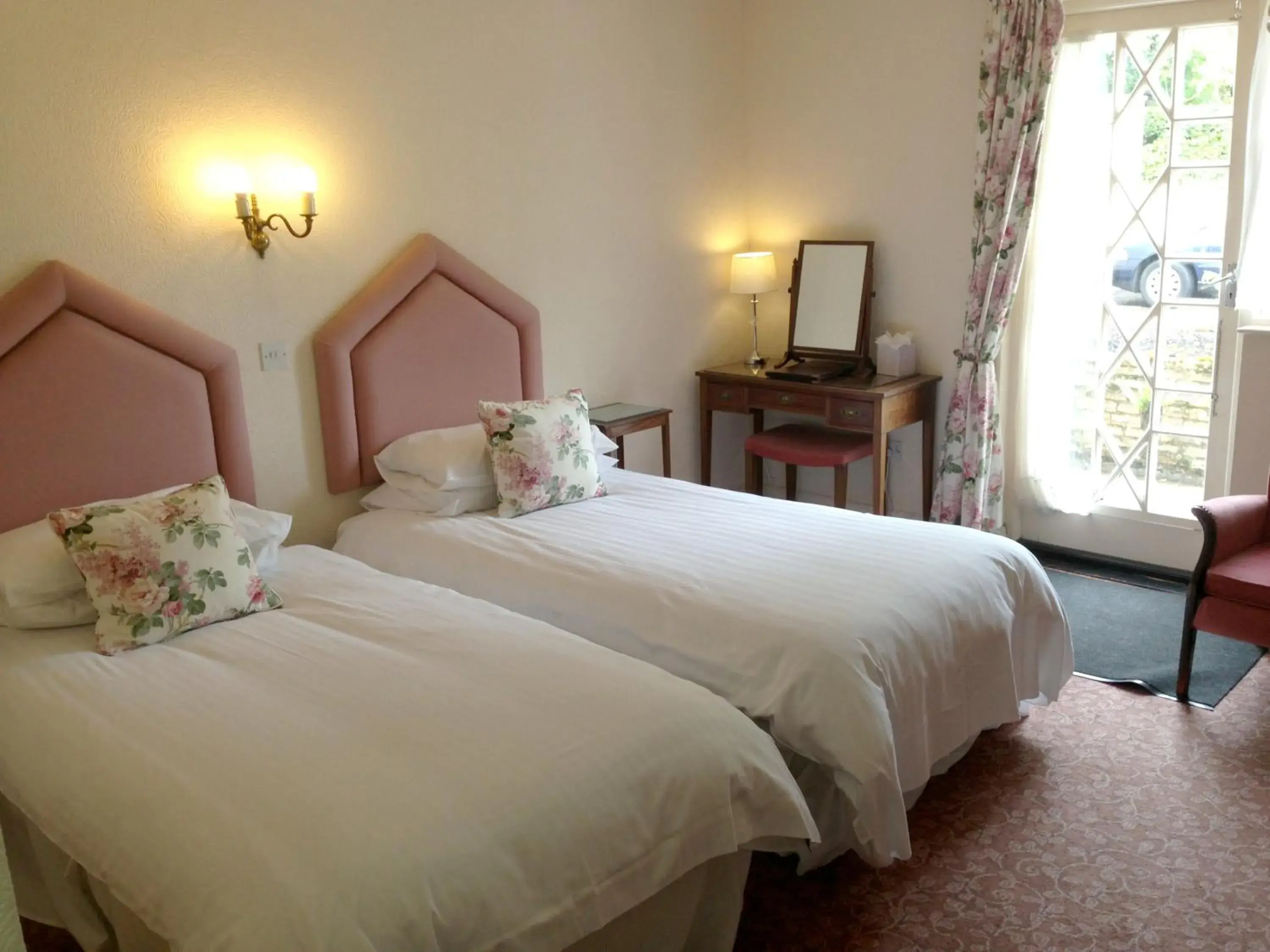 Photo of the whole room, Bed in Royal Glen Hotel