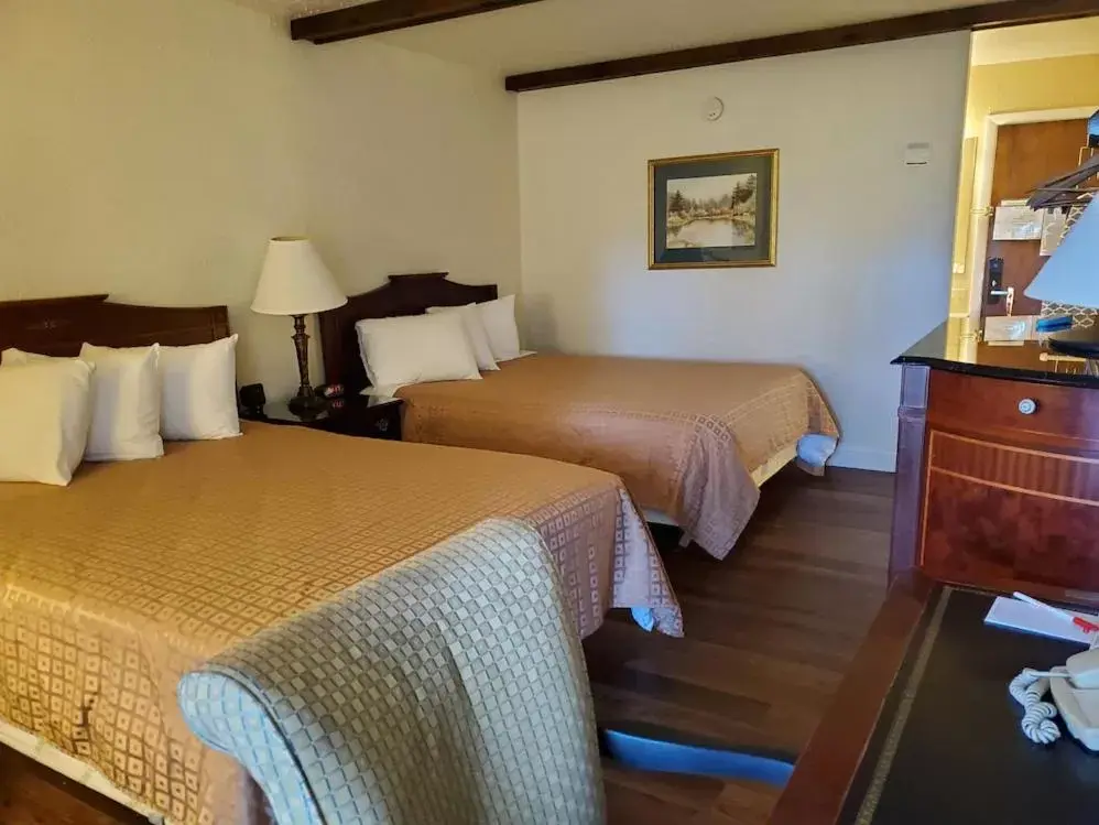 Bedroom in Fireside Inn and Suites Bangor